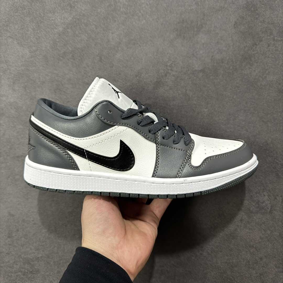 【H11版本】耐克Nike Air Jordan 1 AJ1经典复古经典低帮百搭文化篮球鞋 DC1774-112 公司级真标半码制#原档案原数据开发版型#采用荔枝纹头层皮革鞋面材质#原厂立体填充鞋舌海绵#中底注胶孔及缜密中底拉帮工艺#原数据开发模具大底 尺码：35.5 36 36.5 37.5 38 38.5 39 40 40.5 41 42 42.5 43 44 44.5 45 46 47.5 编码：H11B270280-选品中心