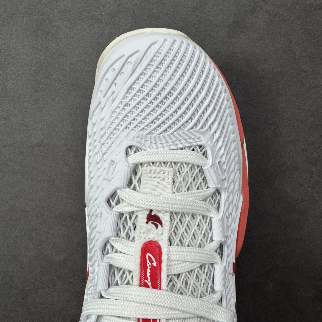 图片[8]-【公司级】Asics Court FF 3 Novak 织物合成革 防滑耐磨透气 低帮 网球鞋 COURT FF 3鞋面采用PU支撑裁片，提供了横向和纵向移动的灵活性的同时提升了足部移动时的稳定性；袜套式鞋口设计，提供很好的包裹性；分离式中足稳定片，改善扭转刚度，增加制动力和推进力；分离式后掌，增大触地面积之余，能够减少滑步耗时，降低身体负荷。 货号：1041A522-966 尺码：36-47 含半码 编码：FSB260270-选品中心