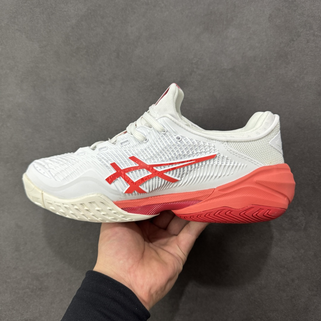 图片[2]-【公司级】Asics Court FF 3 Novak 织物合成革 防滑耐磨透气 低帮 网球鞋 COURT FF 3鞋面采用PU支撑裁片，提供了横向和纵向移动的灵活性的同时提升了足部移动时的稳定性；袜套式鞋口设计，提供很好的包裹性；分离式中足稳定片，改善扭转刚度，增加制动力和推进力；分离式后掌，增大触地面积之余，能够减少滑步耗时，降低身体负荷。 货号：1041A522-966 尺码：36-47 含半码 编码：FSB260270-选品中心