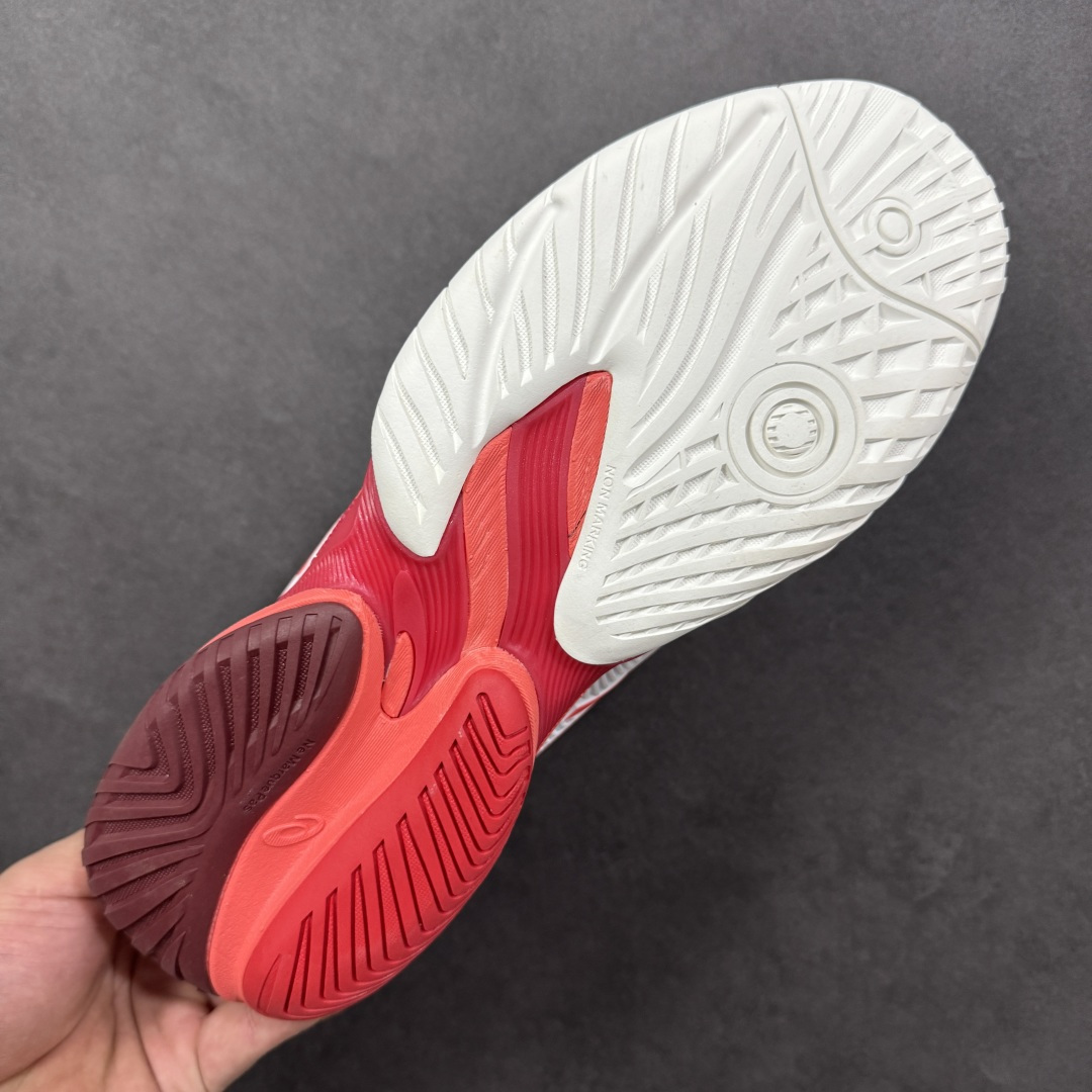 图片[9]-【公司级】Asics Court FF 3 Novak 织物合成革 防滑耐磨透气 低帮 网球鞋 COURT FF 3鞋面采用PU支撑裁片，提供了横向和纵向移动的灵活性的同时提升了足部移动时的稳定性；袜套式鞋口设计，提供很好的包裹性；分离式中足稳定片，改善扭转刚度，增加制动力和推进力；分离式后掌，增大触地面积之余，能够减少滑步耗时，降低身体负荷。 货号：1041A522-966 尺码：36-47 含半码 编码：FSB260270-选品中心