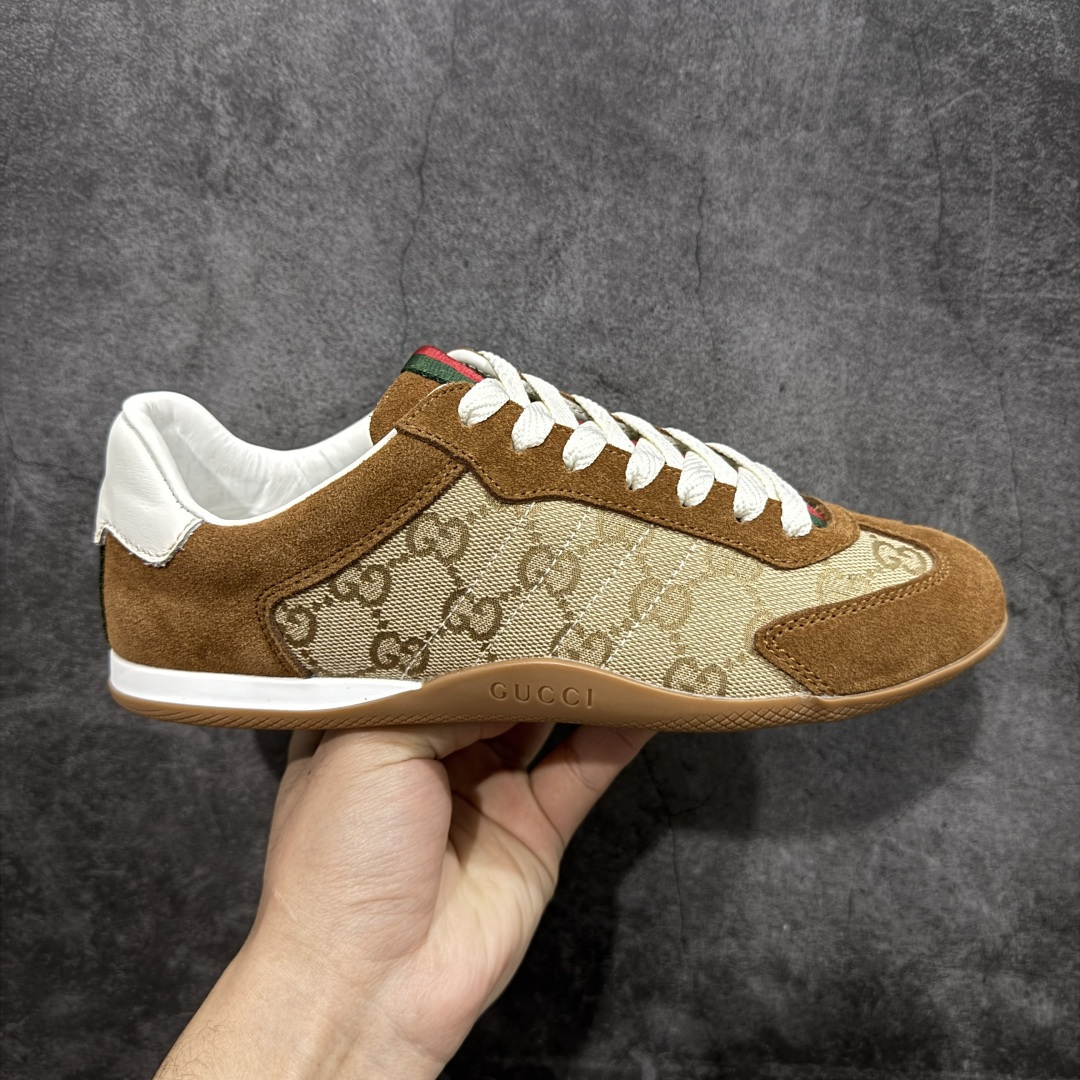 【莞产礼盒版】Gucci ss25 new arrival 情侣款gucci Shift系列全新上市 轻盈设计焕新诠释运动风尚。利落廓形更添自在本色， 行动间彰显精致质感。织带细节宛如一道延绵不绝的饰 带贯穿于整个设计，侧边缝线细节增添点睛之笔~ 水洗效果牛皮鞋面双色Tpu大底 尺码：36-45-选品中心