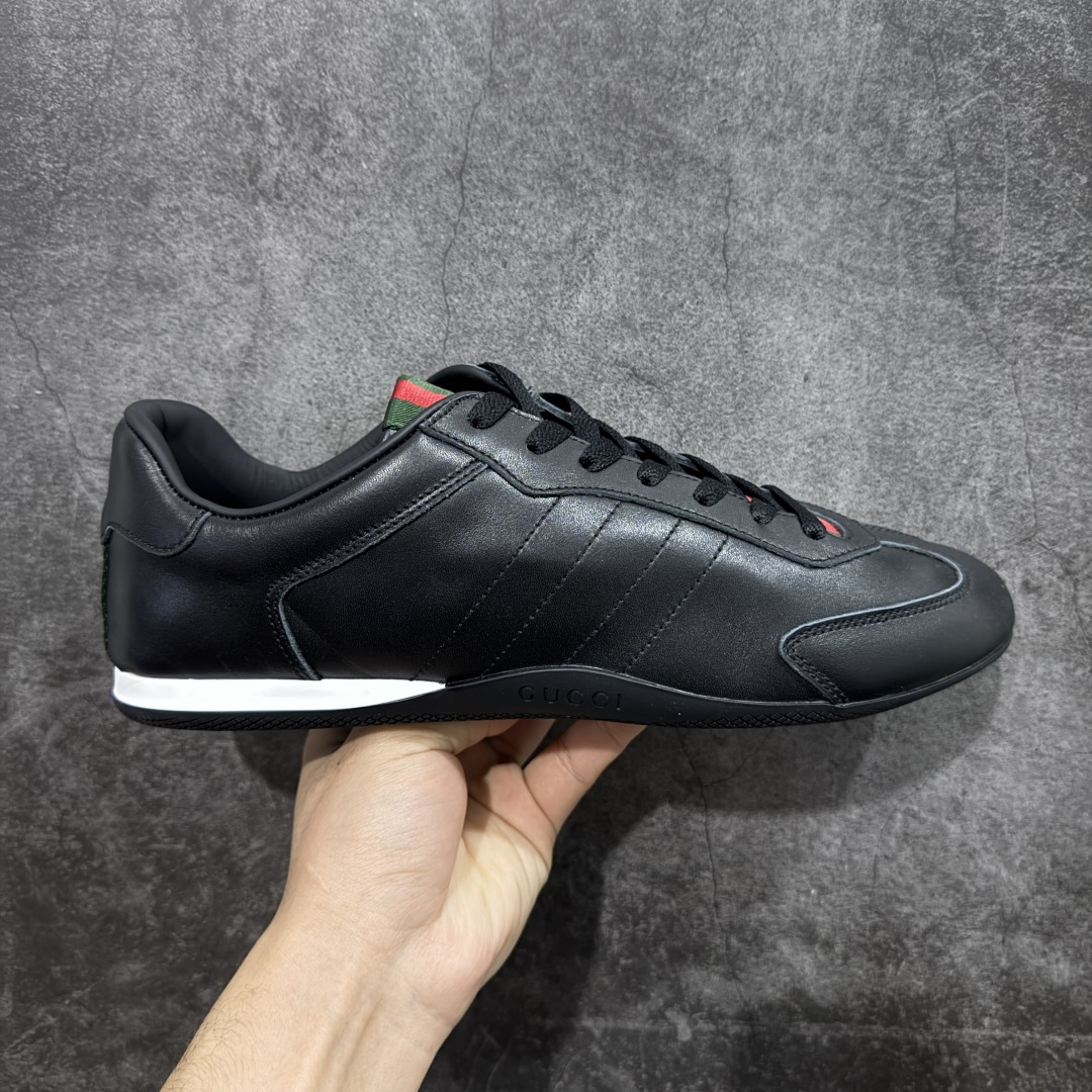 【莞产礼盒版】Gucci ss25 new arrival 情侣款gucci Shift系列全新上市 轻盈设计焕新诠释运动风尚。利落廓形更添自在本色， 行动间彰显精致质感。织带细节宛如一道延绵不绝的饰 带贯穿于整个设计，侧边缝线细节增添点睛之笔~ 水洗效果牛皮鞋面双色Tpu大底 尺码：36-45-选品中心