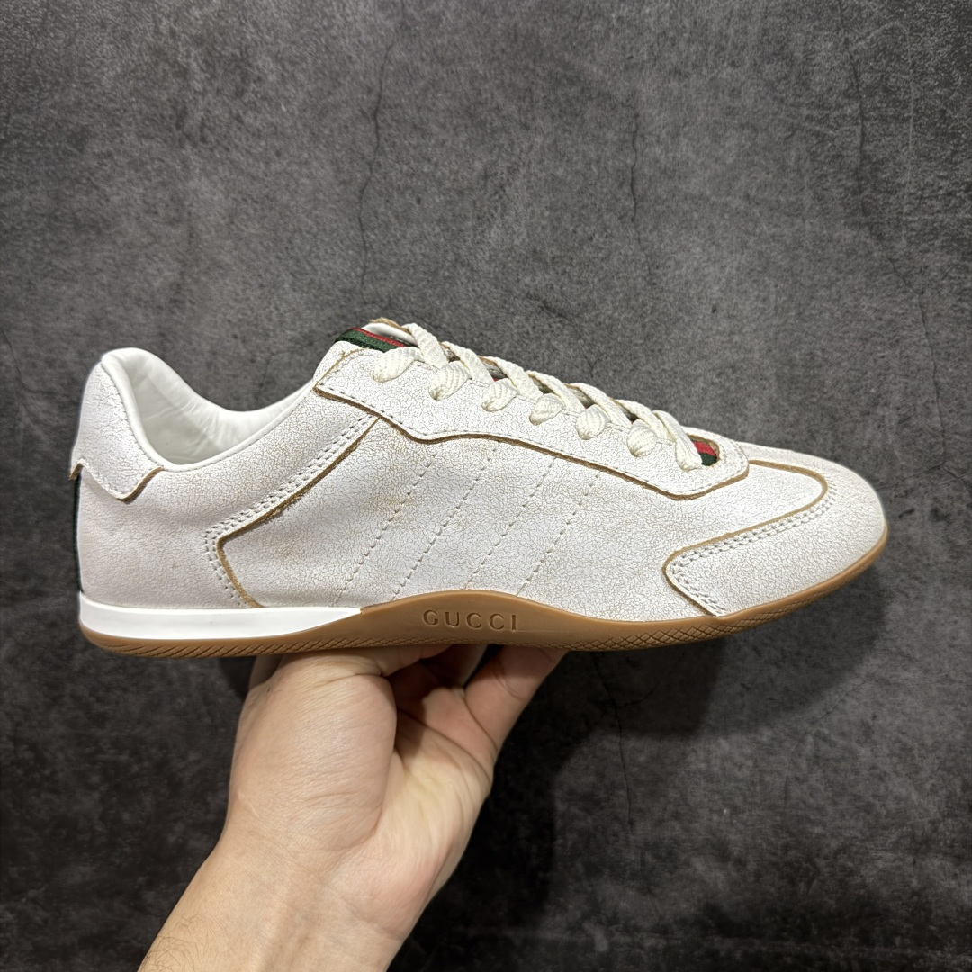 【莞产礼盒版】Gucci ss25 new arrival 情侣款gucci Shift系列全新上市 轻盈设计焕新诠释运动风尚。利落廓形更添自在本色， 行动间彰显精致质感。织带细节宛如一道延绵不绝的饰 带贯穿于整个设计，侧边缝线细节增添点睛之笔~ 水洗效果牛皮鞋面双色Tpu大底 尺码：36-45-选品中心