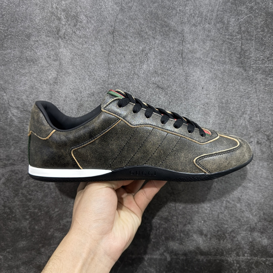 【莞产礼盒版】Gucci ss25 new arrival 情侣款gucci Shift系列全新上市 轻盈设计焕新诠释运动风尚。利落廓形更添自在本色， 行动间彰显精致质感。织带细节宛如一道延绵不绝的饰 带贯穿于整个设计，侧边缝线细节增添点睛之笔~ 水洗效果牛皮鞋面双色Tpu大底 尺码：36-45-选品中心