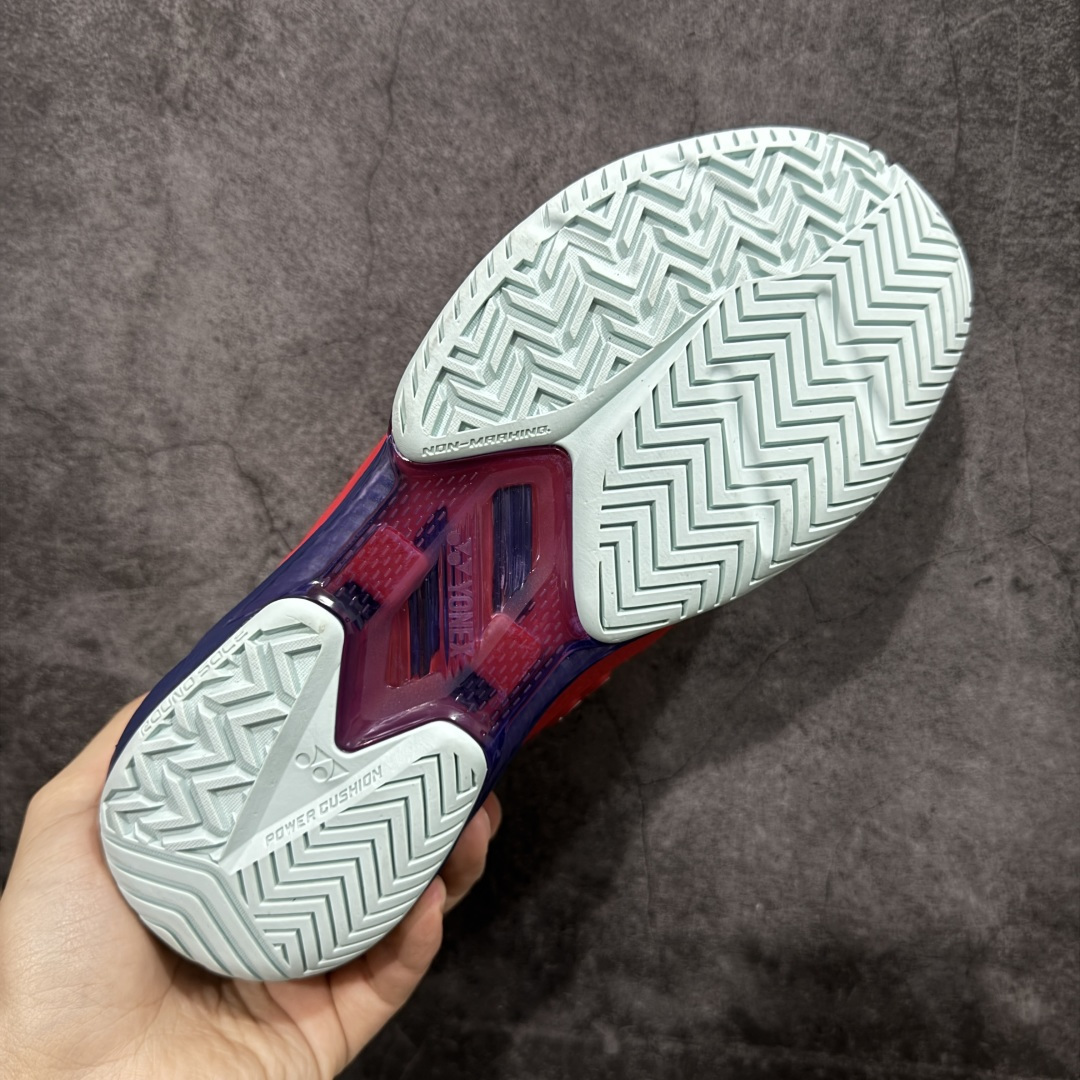 图片[9]-【纯原版】YONEX尤尼克斯 舒适 防滑耐磨 低帮 网球鞋 男女同款 平台充正版 细节材料一比一 真正好品质 可支持实战穿搭 尤尼克斯 （YONEX）成立时间1946年，总部地点是日本东京，是世界著名的羽毛球品牌。为了尽量满足不同使用需求，尤尼克斯研发了大量的型号的羽毛球用品。作为世界知名的羽拍专业制造商，尤尼克斯完全体现日本工艺的精益求精，羽拍牢牢占据世界第一的地位，同时网球拍也得到许多知名球星的喜爱 尺码：36 37.5 38 39.5 40 40.5 41 42 43 44 44.5 45-选品中心