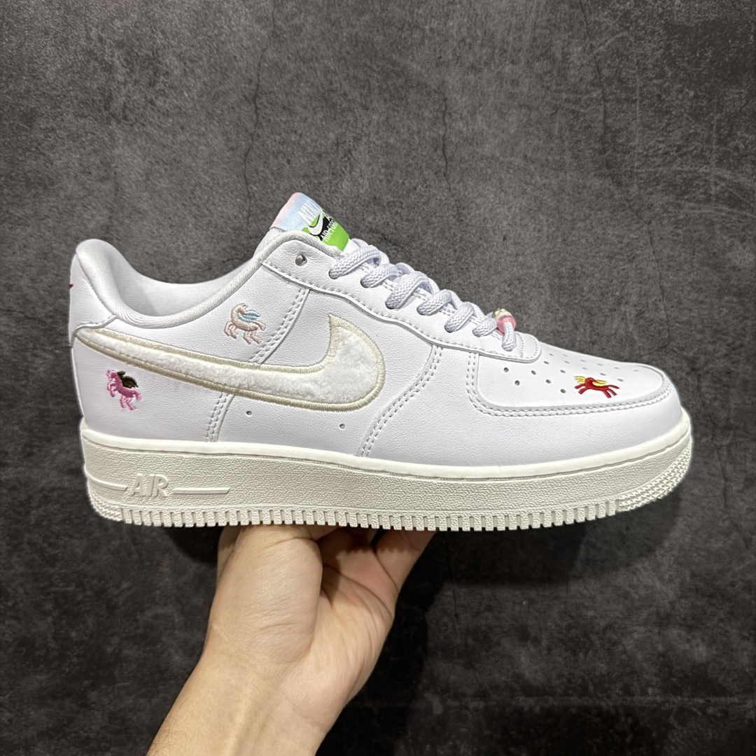 【纯原礼盒版】Nike Air Force 1\'07 马年限定 CNY新年款 脱缰系列 耐克 空军一号 经典舒适 透气 低帮板鞋 鞋款采用奶白色鞋面 用彩色勾勒侧面LOGO 并用点缀 低调百搭 全新的鞋带铭牌中还加入带有图案的弹球造型 体现马年的主题 货号：IQ1143-100 尺码：36 36.5 37.5 38 38.5 39 40 40.5 41 42 42.5 43 44 45-选品中心