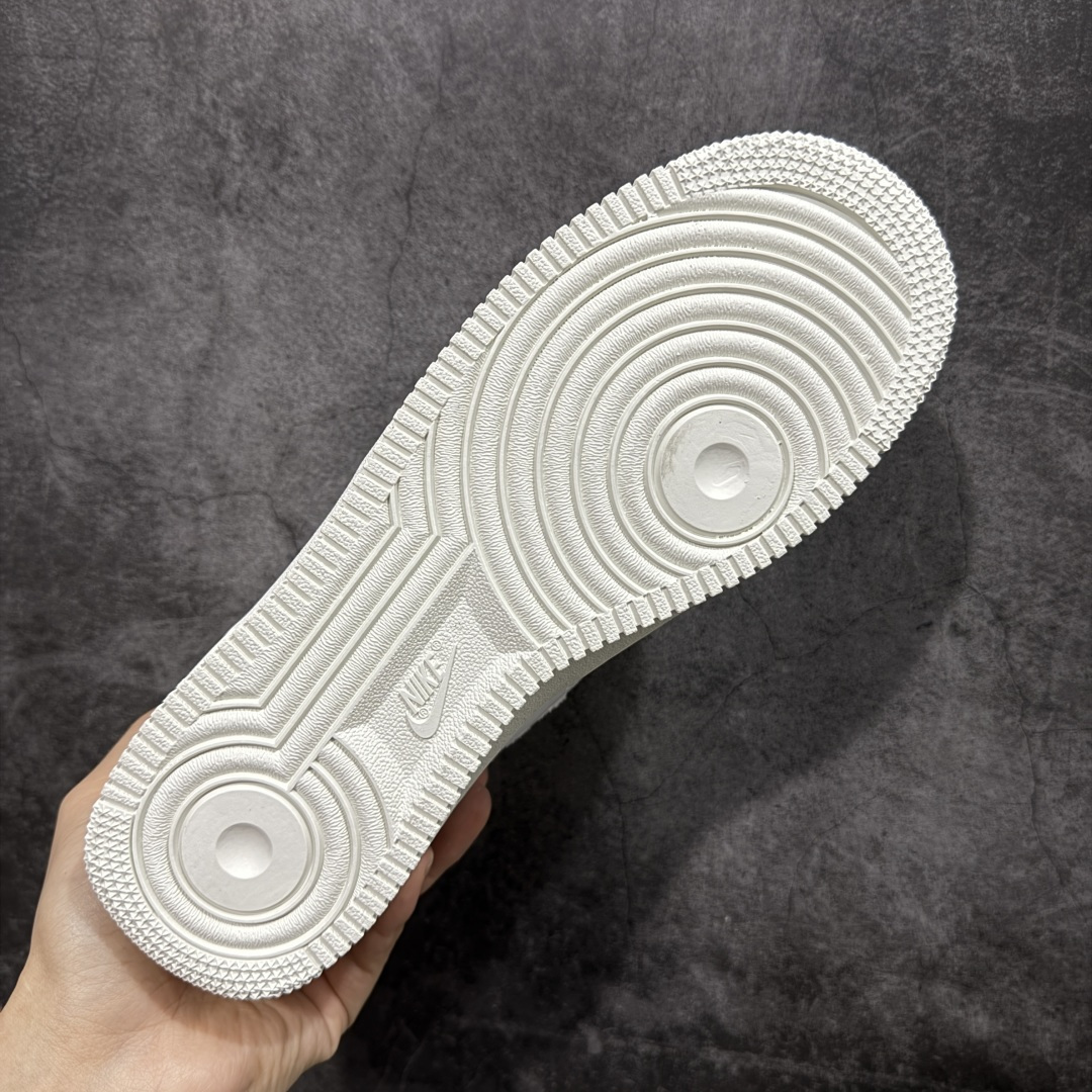 图片[9]-【纯原礼盒版】Nike Air Force 1\’07 马年限定 CNY新年款 脱缰系列 耐克 空军一号 经典舒适 透气 低帮板鞋 鞋款采用奶白色鞋面 用彩色勾勒侧面LOGO 并用点缀 低调百搭 全新的鞋带铭牌中还加入带有图案的弹球造型 体现马年的主题 货号：IQ1143-100 尺码：36 36.5 37.5 38 38.5 39 40 40.5 41 42 42.5 43 44 45-选品中心