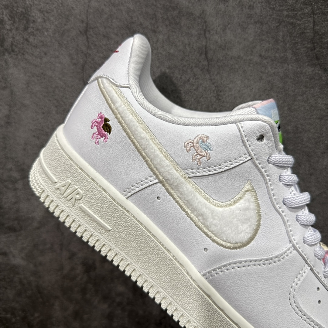 图片[7]-【纯原礼盒版】Nike Air Force 1\’07 马年限定 CNY新年款 脱缰系列 耐克 空军一号 经典舒适 透气 低帮板鞋 鞋款采用奶白色鞋面 用彩色勾勒侧面LOGO 并用点缀 低调百搭 全新的鞋带铭牌中还加入带有图案的弹球造型 体现马年的主题 货号：IQ1143-100 尺码：36 36.5 37.5 38 38.5 39 40 40.5 41 42 42.5 43 44 45-选品中心