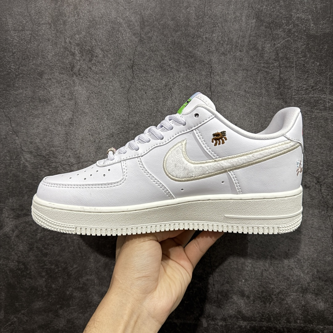 图片[2]-【纯原礼盒版】Nike Air Force 1\’07 马年限定 CNY新年款 脱缰系列 耐克 空军一号 经典舒适 透气 低帮板鞋 鞋款采用奶白色鞋面 用彩色勾勒侧面LOGO 并用点缀 低调百搭 全新的鞋带铭牌中还加入带有图案的弹球造型 体现马年的主题 货号：IQ1143-100 尺码：36 36.5 37.5 38 38.5 39 40 40.5 41 42 42.5 43 44 45-选品中心