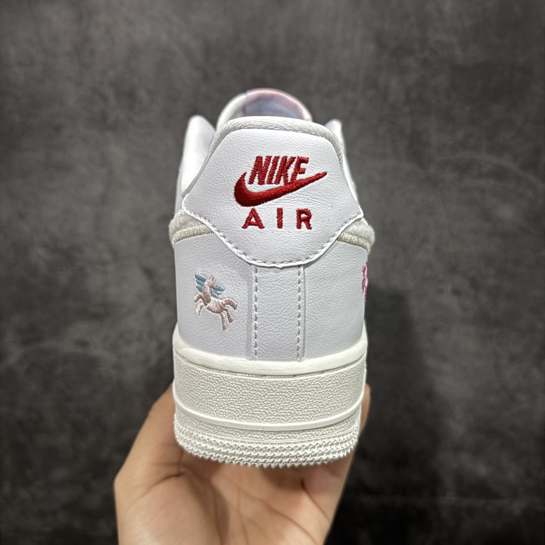 图片[4]-【纯原礼盒版】Nike Air Force 1\’07 马年限定 CNY新年款 脱缰系列 耐克 空军一号 经典舒适 透气 低帮板鞋 鞋款采用奶白色鞋面 用彩色勾勒侧面LOGO 并用点缀 低调百搭 全新的鞋带铭牌中还加入带有图案的弹球造型 体现马年的主题 货号：IQ1143-100 尺码：36 36.5 37.5 38 38.5 39 40 40.5 41 42 42.5 43 44 45-选品中心