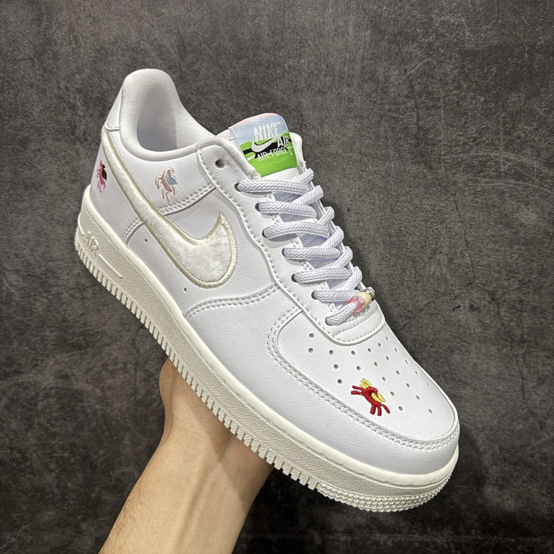 图片[3]-【纯原礼盒版】Nike Air Force 1\’07 马年限定 CNY新年款 脱缰系列 耐克 空军一号 经典舒适 透气 低帮板鞋 鞋款采用奶白色鞋面 用彩色勾勒侧面LOGO 并用点缀 低调百搭 全新的鞋带铭牌中还加入带有图案的弹球造型 体现马年的主题 货号：IQ1143-100 尺码：36 36.5 37.5 38 38.5 39 40 40.5 41 42 42.5 43 44 45-选品中心