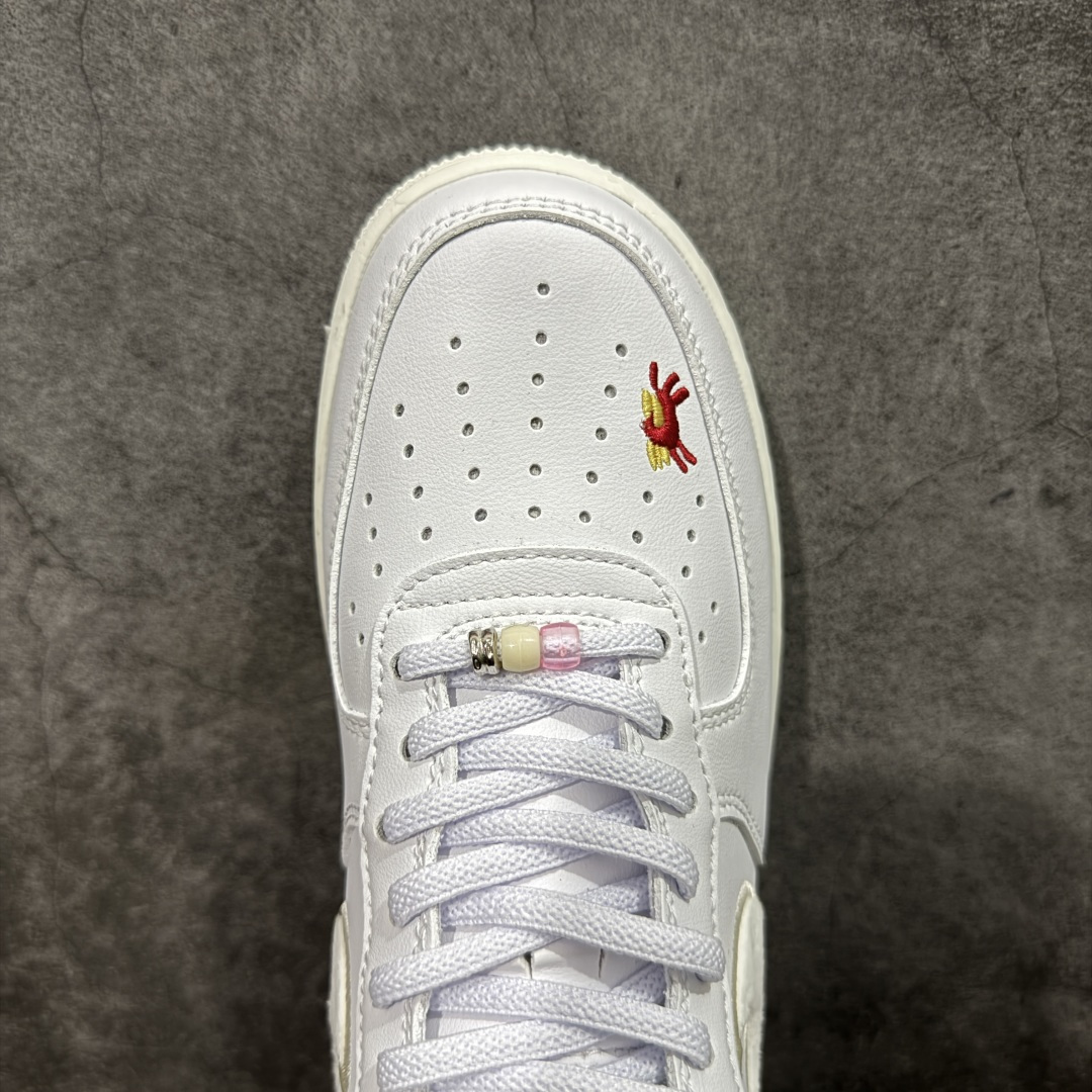 图片[5]-【纯原礼盒版】Nike Air Force 1\’07 马年限定 CNY新年款 脱缰系列 耐克 空军一号 经典舒适 透气 低帮板鞋 鞋款采用奶白色鞋面 用彩色勾勒侧面LOGO 并用点缀 低调百搭 全新的鞋带铭牌中还加入带有图案的弹球造型 体现马年的主题 货号：IQ1143-100 尺码：36 36.5 37.5 38 38.5 39 40 40.5 41 42 42.5 43 44 45-选品中心
