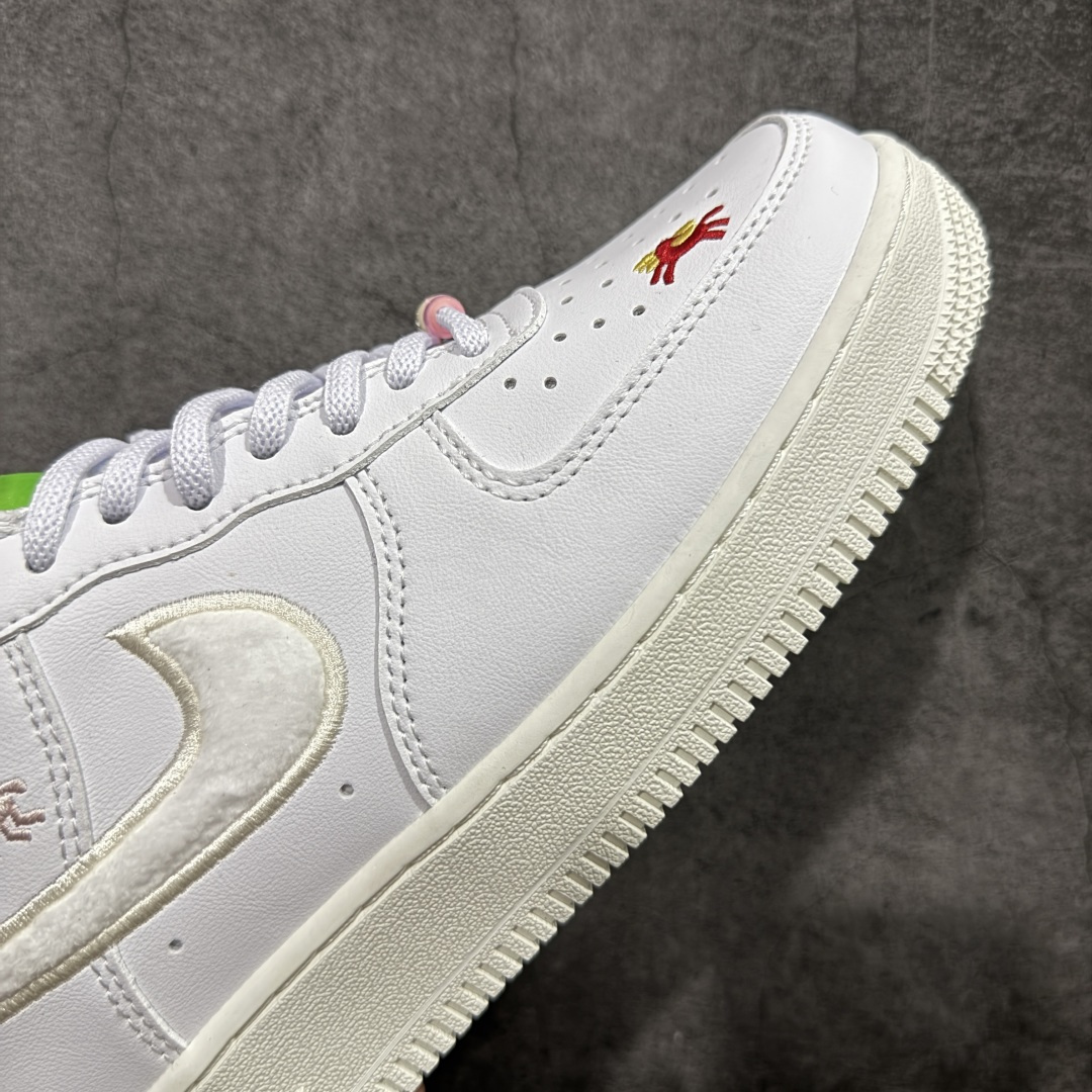 图片[6]-【纯原礼盒版】Nike Air Force 1\’07 马年限定 CNY新年款 脱缰系列 耐克 空军一号 经典舒适 透气 低帮板鞋 鞋款采用奶白色鞋面 用彩色勾勒侧面LOGO 并用点缀 低调百搭 全新的鞋带铭牌中还加入带有图案的弹球造型 体现马年的主题 货号：IQ1143-100 尺码：36 36.5 37.5 38 38.5 39 40 40.5 41 42 42.5 43 44 45-选品中心