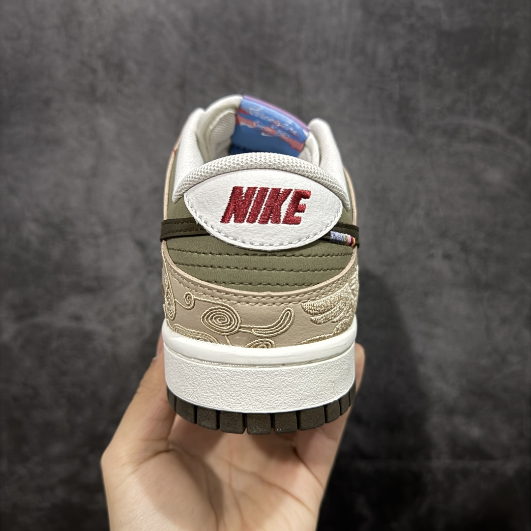 图片[4]-【XC礼盒版】Nike Dunk Pegasus Pack CNY \”马年限定\” 舒适贴合 低帮 板鞋 男女同款 米褐色 米棕配色+敦煌飞马暗纹刺绣，红勾+马蹄金属扣戳中细节控，鞋垫还藏《天马赋》篆字，国潮味儿直接拉满！ 货号： IQ1118-220 尺码：35-46-选品中心