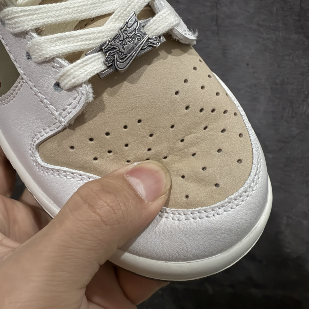 图片[5]-【XC礼盒版】Nike Dunk Pegasus Pack CNY \”马年限定\” 舒适贴合 低帮 板鞋 男女同款 米褐色 米棕配色+敦煌飞马暗纹刺绣，红勾+马蹄金属扣戳中细节控，鞋垫还藏《天马赋》篆字，国潮味儿直接拉满！ 货号： IQ1118-220 尺码：35-46-选品中心