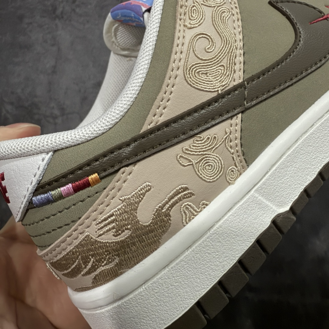 图片[3]-【XC礼盒版】Nike Dunk Pegasus Pack CNY \”马年限定\” 舒适贴合 低帮 板鞋 男女同款 米褐色 米棕配色+敦煌飞马暗纹刺绣，红勾+马蹄金属扣戳中细节控，鞋垫还藏《天马赋》篆字，国潮味儿直接拉满！ 货号： IQ1118-220 尺码：35-46-选品中心