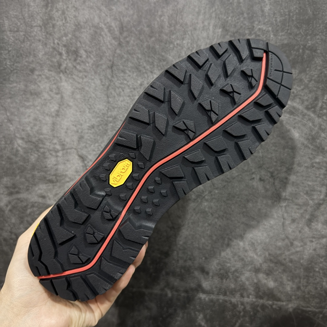 图片[9]-【莞产版本】TNF北面THE NORTH FACE Verto Alpine GORE-TEX® Boots 中帮 舒适 防滑耐磨 低帮 生活休闲鞋 男款 鞋底采用Vibram黄金大底 专门为鞋底设计的橡胶以出色的耐磨性 良好的防滑性或得不少户外运动爱好者的喜欢 专业户外登山品牌（北面）The North Face自1966年创立，由两位热爱登山徒步的年轻登山者于美西旧金山开创，不断透过研发与创新，并且将最先进的技术结合在服装与鞋款设计，生产多种外型帅气且专业能力非常强的户外运动装备而备受欢迎 尺码：40 41 42 43 44 45-选品中心