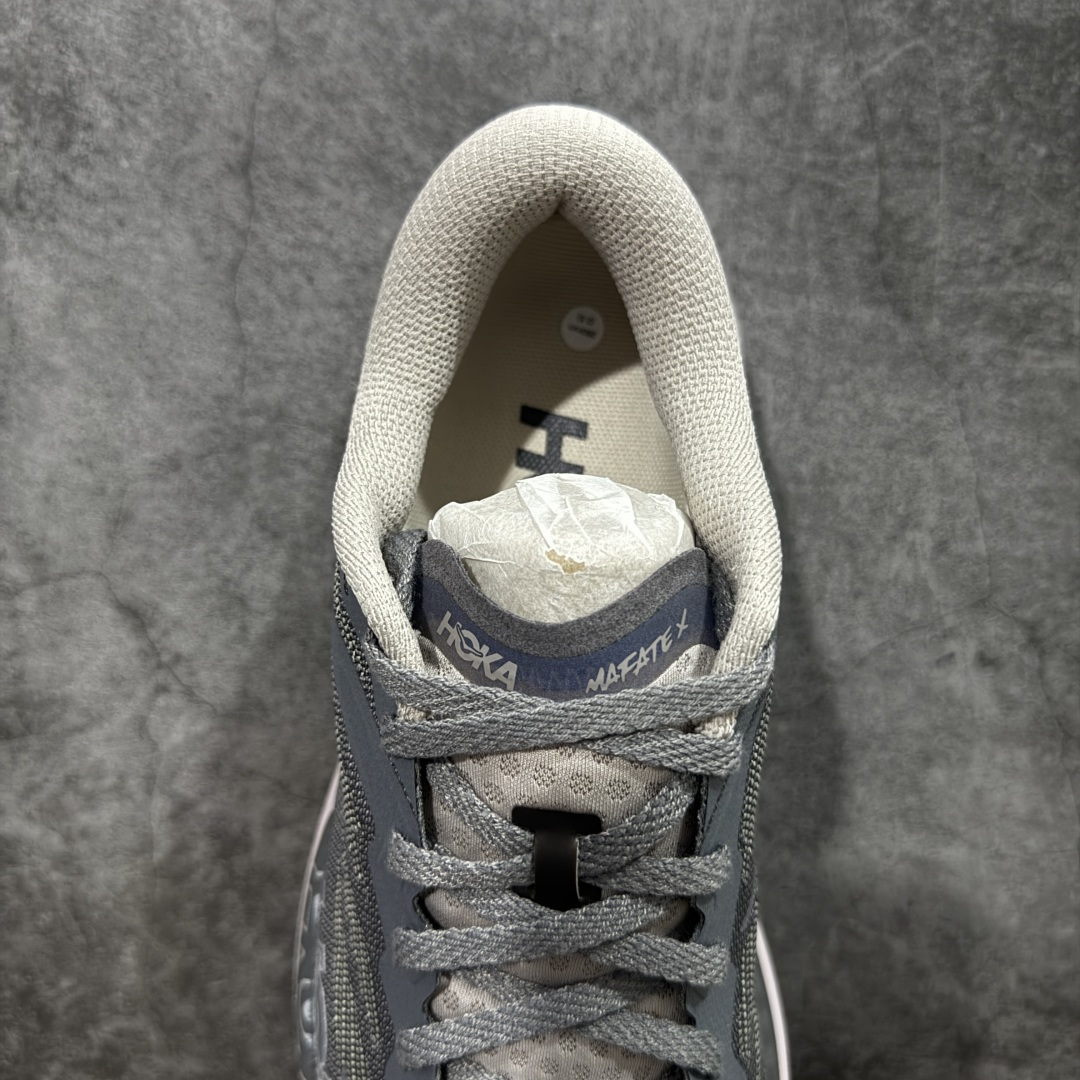 图片[8]-【纯原H版】J.LA.L x HOKA ONE ONE Mafate X 时尚舒适 休闲跑步鞋 男女同款 玛法特 适百搭防滑耐磨低帮生活休闲鞋 知名纯原大厂出品 细节对版1比1 脚感同步原版 市场最高版本 HOKA ONE ONE是来自美国的跑步鞋知名品牌，创立于2009年，始终致力于为所有跑者提供更新、更好的跑步装备。相比常规跑鞋，HOKA ONE ONE特别研发使用性能独特的几何形跑鞋中底，此种鞋底更厚、更高、回弹性也更好，除了卓越的缓冲性能，它还能內各种阶段的跑者带来更具动感、更加稳定的跑步体验。HOKAONE ONE从设计之初就清楚意识到，要保证跑者步幅的均匀一致，双脚自然而然的运动至关重要。 尺码：36 36.5 37.5 38 38.5 39 40 40.5 41 42 42.5 43 44 44.5 45-选品中心