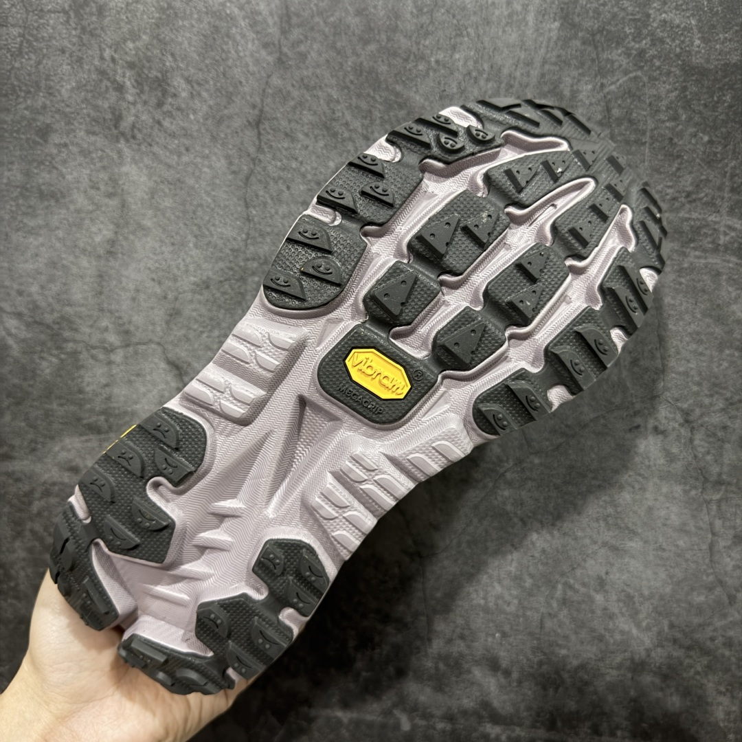 图片[9]-【纯原H版】J.LA.L x HOKA ONE ONE Mafate X 时尚舒适 休闲跑步鞋 男女同款 玛法特 适百搭防滑耐磨低帮生活休闲鞋 知名纯原大厂出品 细节对版1比1 脚感同步原版 市场最高版本 HOKA ONE ONE是来自美国的跑步鞋知名品牌，创立于2009年，始终致力于为所有跑者提供更新、更好的跑步装备。相比常规跑鞋，HOKA ONE ONE特别研发使用性能独特的几何形跑鞋中底，此种鞋底更厚、更高、回弹性也更好，除了卓越的缓冲性能，它还能內各种阶段的跑者带来更具动感、更加稳定的跑步体验。HOKAONE ONE从设计之初就清楚意识到，要保证跑者步幅的均匀一致，双脚自然而然的运动至关重要。 尺码：36 36.5 37.5 38 38.5 39 40 40.5 41 42 42.5 43 44 44.5 45-选品中心