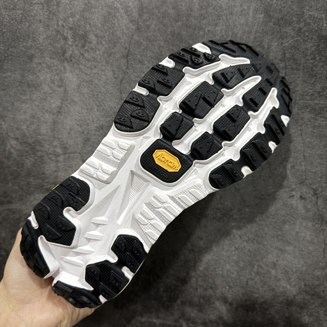 图片[9]-【纯原H版】HOKA ONE ONE Mafate X 时尚舒适 休闲跑步鞋 男女同款 玛法特 适百搭防滑耐磨低帮生活休闲鞋 知名纯原大厂出品 细节对版1比1 脚感同步原版 市场最高版本 HOKA ONE ONE是来自美国的跑步鞋知名品牌，创立于2009年，始终致力于为所有跑者提供更新、更好的跑步装备。相比常规跑鞋，HOKA ONE ONE特别研发使用性能独特的几何形跑鞋中底，此种鞋底更厚、更高、回弹性也更好，除了卓越的缓冲性能，它还能內各种阶段的跑者带来更具动感、更加稳定的跑步体验。HOKAONE ONE从设计之初就清楚意识到，要保证跑者步幅的均匀一致，双脚自然而然的运动至关重要。 尺码：36 36.5 37.5 38 38.5 39 40 40.5 41 42 42.5 43 44 44.5 45-选品中心