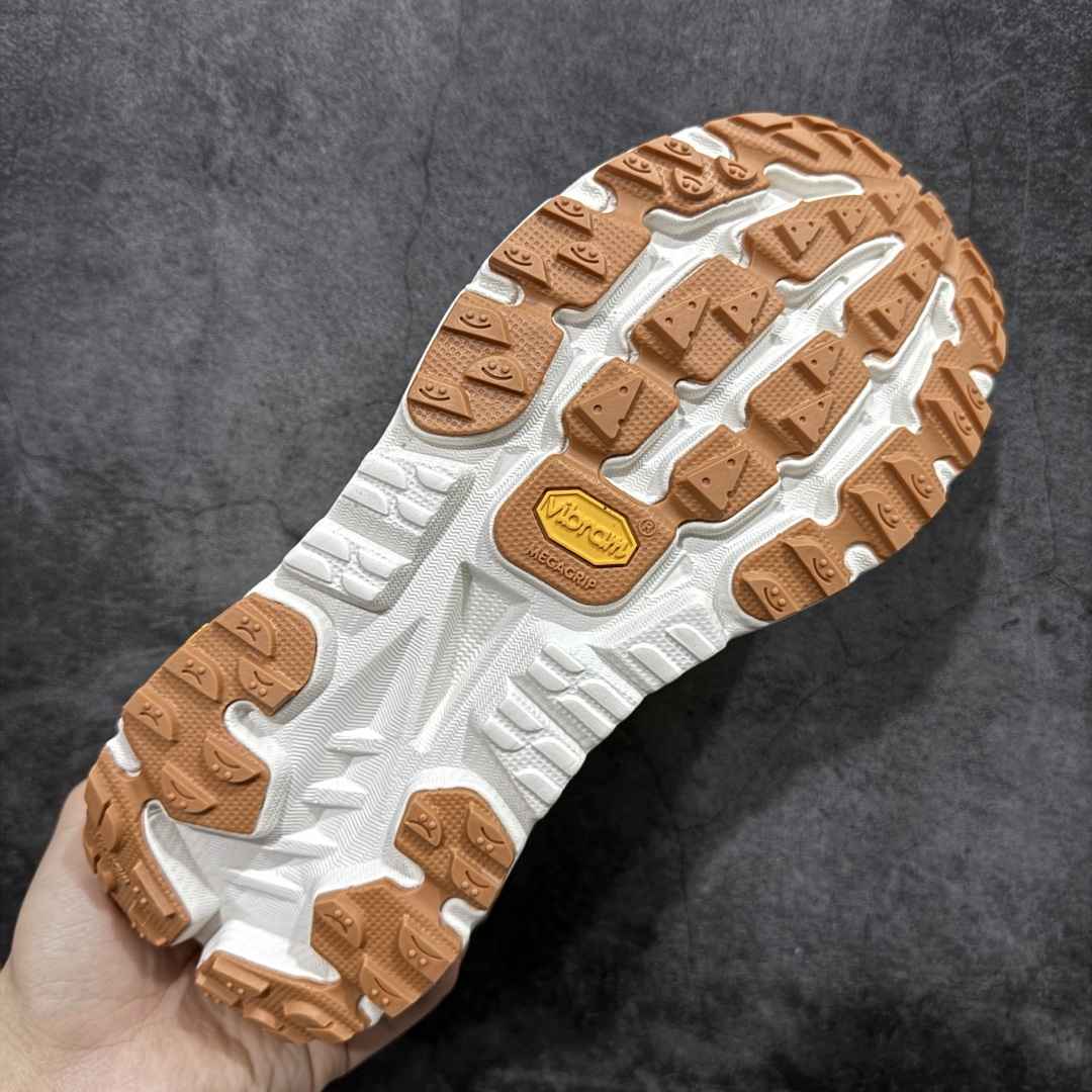 图片[9]-【纯原H版】HOKA ONE ONE Mafate X 时尚舒适 休闲跑步鞋 男女同款 玛法特 适百搭防滑耐磨低帮生活休闲鞋 知名纯原大厂出品 细节对版1比1 脚感同步原版 市场最高版本 HOKA ONE ONE是来自美国的跑步鞋知名品牌，创立于2009年，始终致力于为所有跑者提供更新、更好的跑步装备。相比常规跑鞋，HOKA ONE ONE特别研发使用性能独特的几何形跑鞋中底，此种鞋底更厚、更高、回弹性也更好，除了卓越的缓冲性能，它还能內各种阶段的跑者带来更具动感、更加稳定的跑步体验。HOKAONE ONE从设计之初就清楚意识到，要保证跑者步幅的均匀一致，双脚自然而然的运动至关重要。 尺码：36 36.5 37.5 38 38.5 39 40 40.5 41 42 42.5 43 44 44.5 45-选品中心