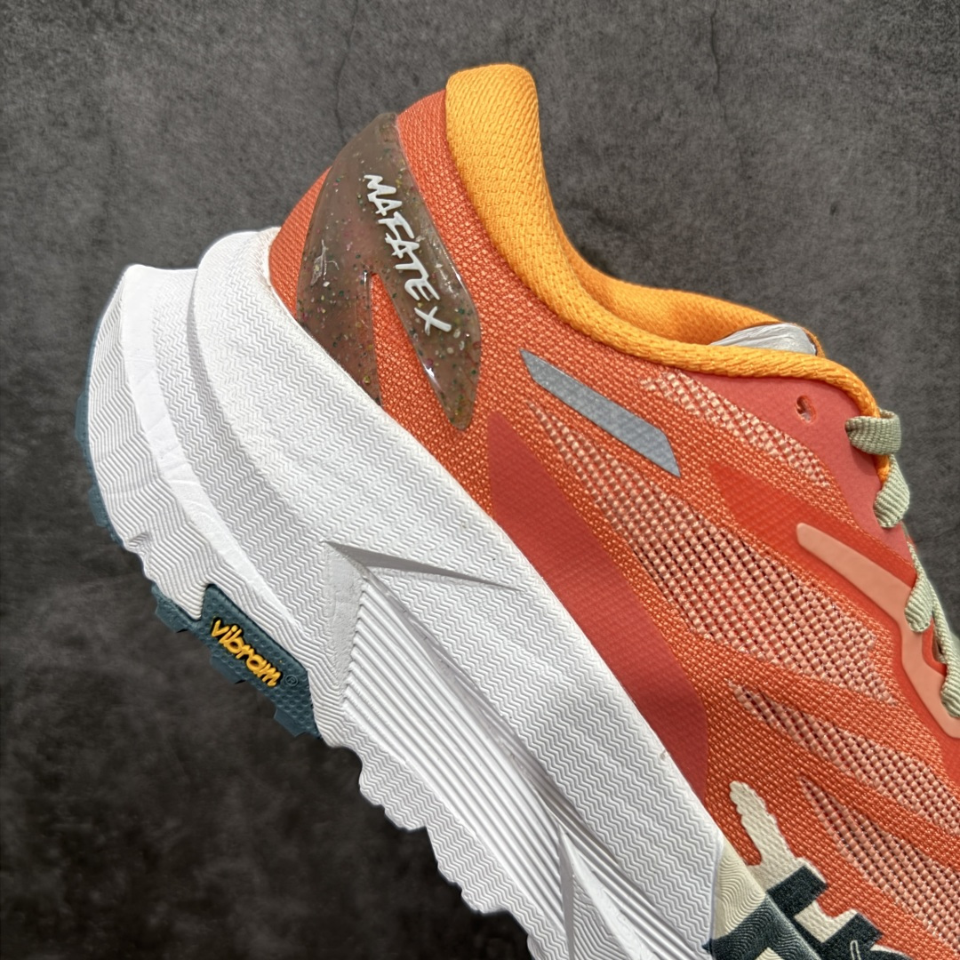 图片[7]-【纯原H版】HOKA ONE ONE Mafate X 时尚舒适 休闲跑步鞋 男女同款 玛法特 适百搭防滑耐磨低帮生活休闲鞋 知名纯原大厂出品 细节对版1比1 脚感同步原版 市场最高版本 HOKA ONE ONE是来自美国的跑步鞋知名品牌，创立于2009年，始终致力于为所有跑者提供更新、更好的跑步装备。相比常规跑鞋，HOKA ONE ONE特别研发使用性能独特的几何形跑鞋中底，此种鞋底更厚、更高、回弹性也更好，除了卓越的缓冲性能，它还能內各种阶段的跑者带来更具动感、更加稳定的跑步体验。HOKAONE ONE从设计之初就清楚意识到，要保证跑者步幅的均匀一致，双脚自然而然的运动至关重要。 尺码：36 36.5 37.5 38 38.5 39 40 40.5 41 42 42.5 43 44 44.5 45-选品中心