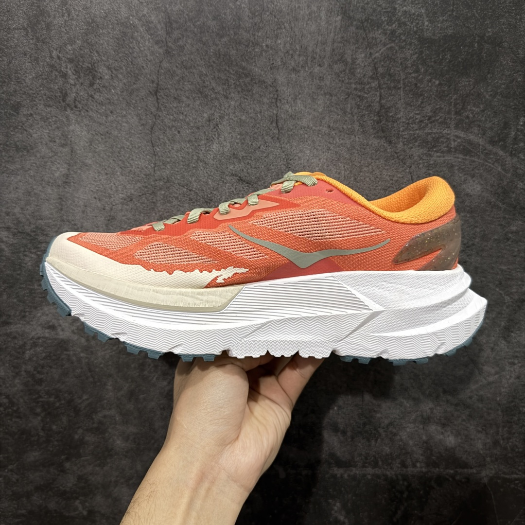 图片[2]-【纯原H版】HOKA ONE ONE Mafate X 时尚舒适 休闲跑步鞋 男女同款 玛法特 适百搭防滑耐磨低帮生活休闲鞋 知名纯原大厂出品 细节对版1比1 脚感同步原版 市场最高版本 HOKA ONE ONE是来自美国的跑步鞋知名品牌，创立于2009年，始终致力于为所有跑者提供更新、更好的跑步装备。相比常规跑鞋，HOKA ONE ONE特别研发使用性能独特的几何形跑鞋中底，此种鞋底更厚、更高、回弹性也更好，除了卓越的缓冲性能，它还能內各种阶段的跑者带来更具动感、更加稳定的跑步体验。HOKAONE ONE从设计之初就清楚意识到，要保证跑者步幅的均匀一致，双脚自然而然的运动至关重要。 尺码：36 36.5 37.5 38 38.5 39 40 40.5 41 42 42.5 43 44 44.5 45-选品中心