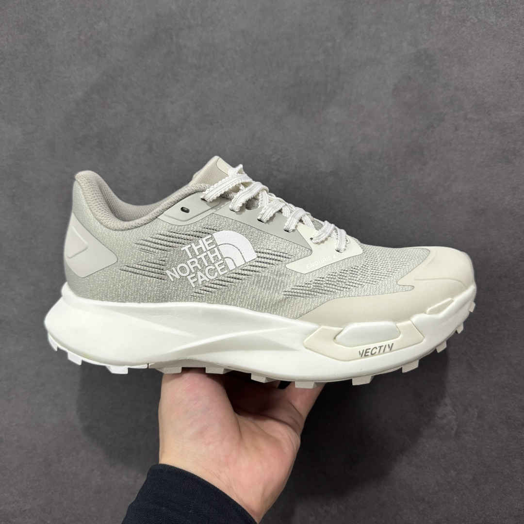 【公司级】The North Face Vectiv Enduris 4 北面 低帮 灰色 舒适柔软耐磨透气低邦越野跑步鞋 采用超轻的Matryx材料和工程化双曲面网眼设计，含57%回收材料，改进后跟贴合度，加上一体化鞋舌翼，提升后跟和足中锁定效果；全长超轻Dream氮气TPU中底，与标准EVA泡沫相比，能量回馈更高、重量更轻；Vectiv 3.0高性能3D TPU板，增强向前推进力和侧面支撑Vectiv 3D前掌翼设计，旨在提升复杂多变越野地形中的稳定性，摇杆式中底几何结构，打造持久向前推进力比VECTIV Enduris 3跑鞋多2毫米中底缓冲，后跟堆叠高度为32毫米，落差6毫米，耐用Surfaceb Ctrlm橡胶外底，优化重量与多功能性，外底采用20%来自致力于农林复合经营和再生农业实践的橡胶，4毫米鞋钉，专为复杂多变越野地形提供高级牵引力。 货号：NF0A8AEP7UP-241 尺码：36-45带半码 编码：WEB270280-选品中心