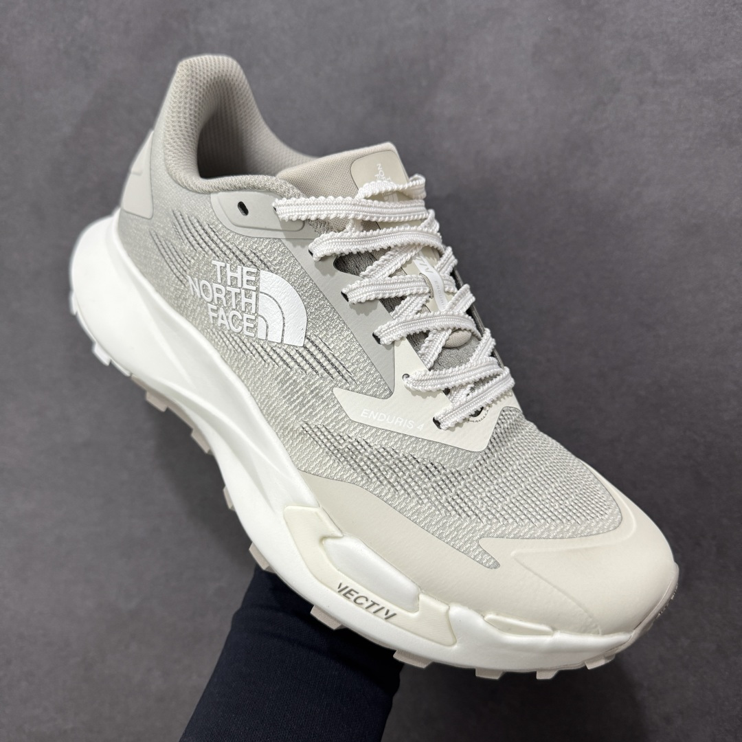 图片[3]-【公司级】The North Face Vectiv Enduris 4 北面 低帮 灰色 舒适柔软耐磨透气低邦越野跑步鞋 采用超轻的Matryx材料和工程化双曲面网眼设计，含57%回收材料，改进后跟贴合度，加上一体化鞋舌翼，提升后跟和足中锁定效果；全长超轻Dream氮气TPU中底，与标准EVA泡沫相比，能量回馈更高、重量更轻；Vectiv 3.0高性能3D TPU板，增强向前推进力和侧面支撑Vectiv 3D前掌翼设计，旨在提升复杂多变越野地形中的稳定性，摇杆式中底几何结构，打造持久向前推进力比VECTIV Enduris 3跑鞋多2毫米中底缓冲，后跟堆叠高度为32毫米，落差6毫米，耐用Surfaceb Ctrlm橡胶外底，优化重量与多功能性，外底采用20%来自致力于农林复合经营和再生农业实践的橡胶，4毫米鞋钉，专为复杂多变越野地形提供高级牵引力。 货号：NF0A8AEP7UP-241 尺码：36-45带半码 编码：WEB270280-选品中心