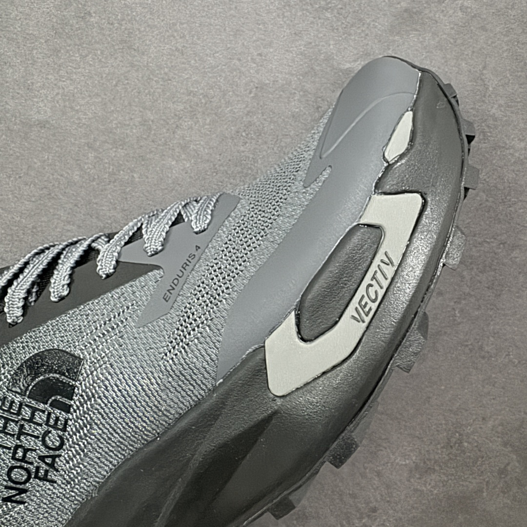 图片[5]-【公司级】The North Face Vectiv Enduris 4 北面 低帮 灰色 舒适柔软耐磨透气低邦越野跑步鞋 采用超轻的Matryx材料和工程化双曲面网眼设计，含57%回收材料，改进后跟贴合度，加上一体化鞋舌翼，提升后跟和足中锁定效果；全长超轻Dream氮气TPU中底，与标准EVA泡沫相比，能量回馈更高、重量更轻；Vectiv 3.0高性能3D TPU板，增强向前推进力和侧面支撑Vectiv 3D前掌翼设计，旨在提升复杂多变越野地形中的稳定性，摇杆式中底几何结构，打造持久向前推进力比VECTIV Enduris 3跑鞋多2毫米中底缓冲，后跟堆叠高度为32毫米，落差6毫米，耐用Surfaceb Ctrlm橡胶外底，优化重量与多功能性，外底采用20%来自致力于农林复合经营和再生农业实践的橡胶，4毫米鞋钉，专为复杂多变越野地形提供高级牵引力。 货号：NF0A8AEPW9O-085 尺码：38-45带半码 编码：WEB270280-选品中心