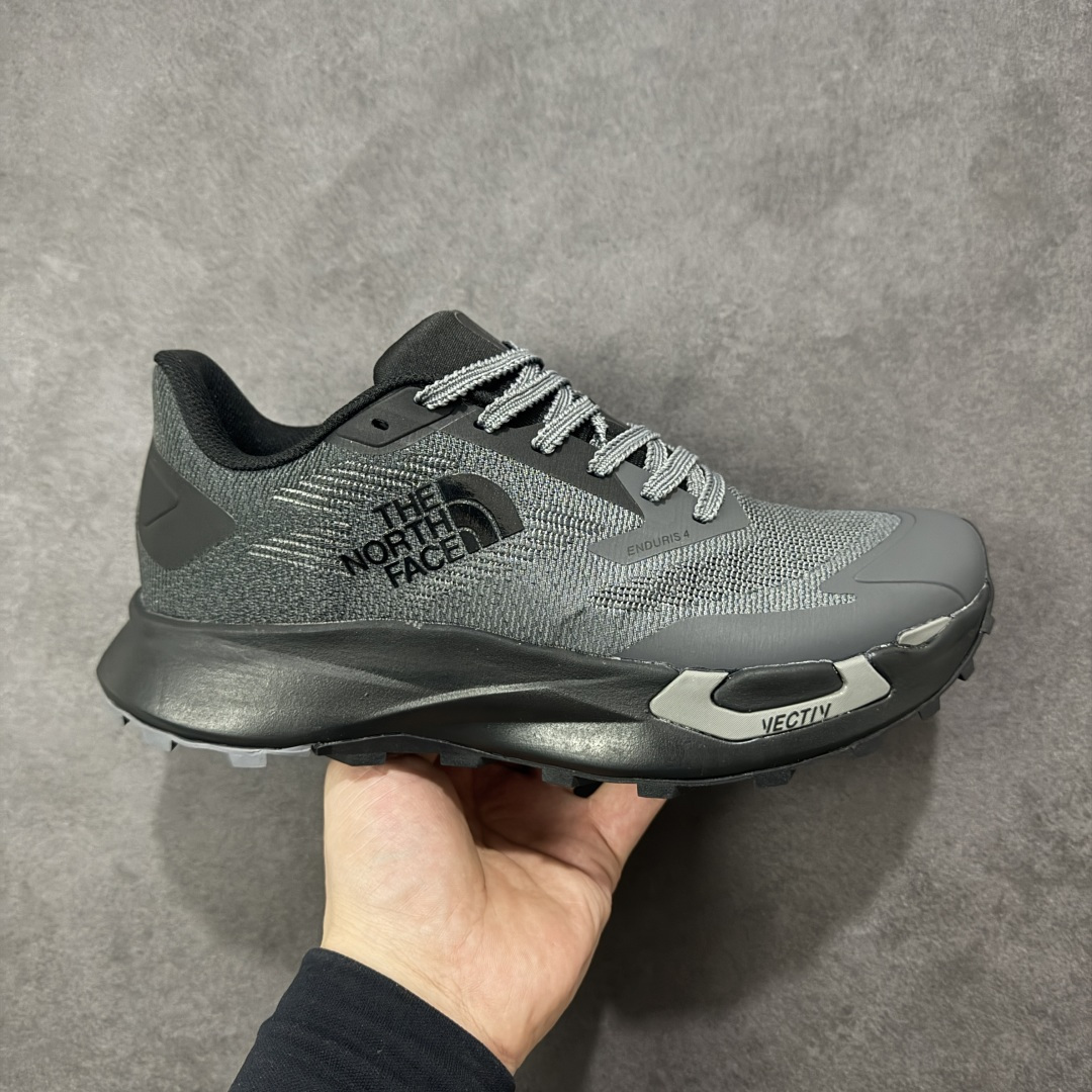 【公司级】The North Face Vectiv Enduris 4 北面 低帮 灰色 舒适柔软耐磨透气低邦越野跑步鞋 采用超轻的Matryx材料和工程化双曲面网眼设计，含57%回收材料，改进后跟贴合度，加上一体化鞋舌翼，提升后跟和足中锁定效果；全长超轻Dream氮气TPU中底，与标准EVA泡沫相比，能量回馈更高、重量更轻；Vectiv 3.0高性能3D TPU板，增强向前推进力和侧面支撑Vectiv 3D前掌翼设计，旨在提升复杂多变越野地形中的稳定性，摇杆式中底几何结构，打造持久向前推进力比VECTIV Enduris 3跑鞋多2毫米中底缓冲，后跟堆叠高度为32毫米，落差6毫米，耐用Surfaceb Ctrlm橡胶外底，优化重量与多功能性，外底采用20%来自致力于农林复合经营和再生农业实践的橡胶，4毫米鞋钉，专为复杂多变越野地形提供高级牵引力。 货号：NF0A8AEPW9O-085 尺码：38-45带半码 编码：WEB270280-选品中心