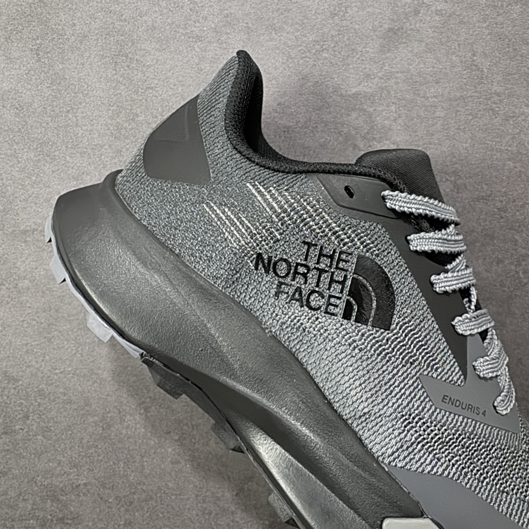图片[6]-【公司级】The North Face Vectiv Enduris 4 北面 低帮 灰色 舒适柔软耐磨透气低邦越野跑步鞋 采用超轻的Matryx材料和工程化双曲面网眼设计，含57%回收材料，改进后跟贴合度，加上一体化鞋舌翼，提升后跟和足中锁定效果；全长超轻Dream氮气TPU中底，与标准EVA泡沫相比，能量回馈更高、重量更轻；Vectiv 3.0高性能3D TPU板，增强向前推进力和侧面支撑Vectiv 3D前掌翼设计，旨在提升复杂多变越野地形中的稳定性，摇杆式中底几何结构，打造持久向前推进力比VECTIV Enduris 3跑鞋多2毫米中底缓冲，后跟堆叠高度为32毫米，落差6毫米，耐用Surfaceb Ctrlm橡胶外底，优化重量与多功能性，外底采用20%来自致力于农林复合经营和再生农业实践的橡胶，4毫米鞋钉，专为复杂多变越野地形提供高级牵引力。 货号：NF0A8AEPW9O-085 尺码：38-45带半码 编码：WEB270280-选品中心