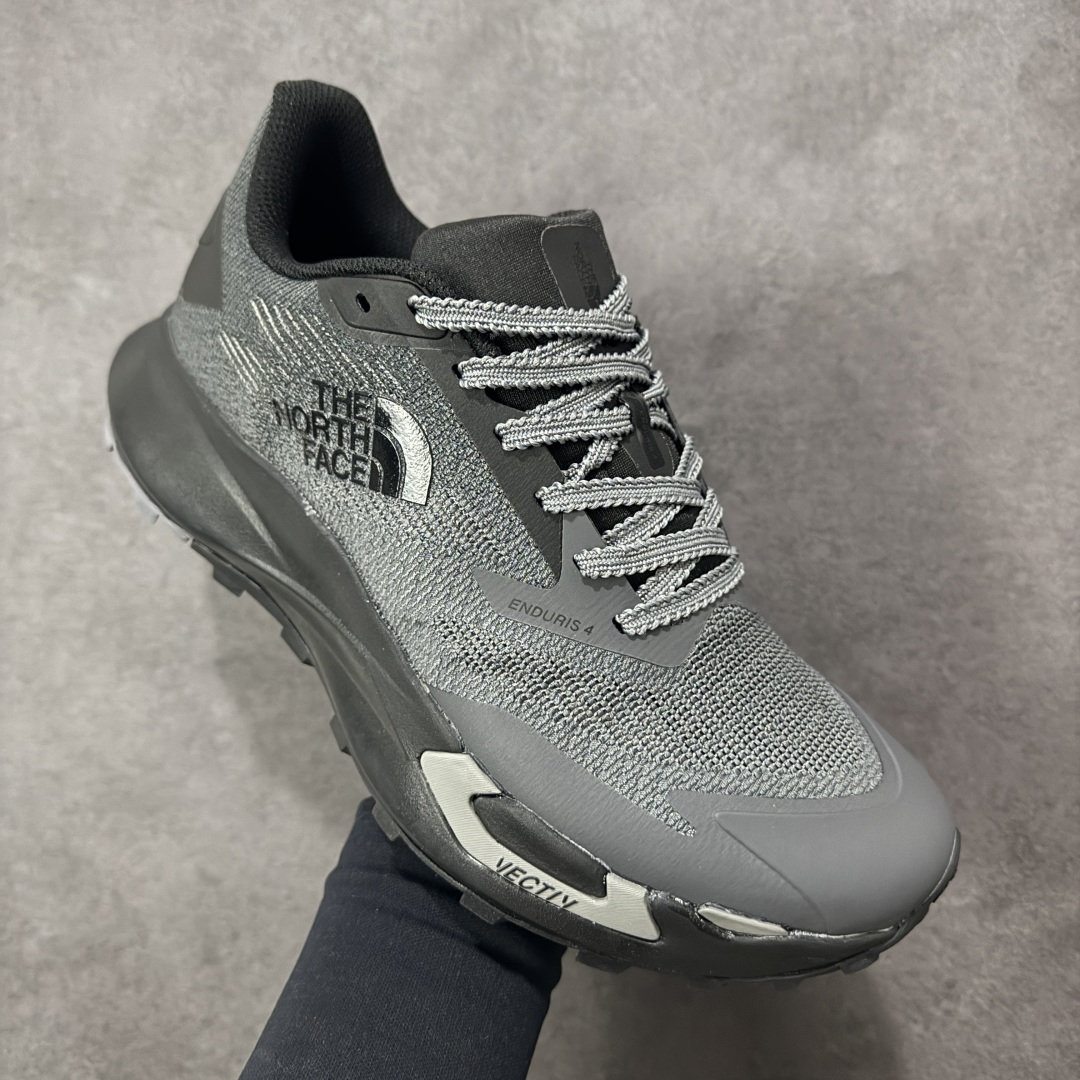 图片[3]-【公司级】The North Face Vectiv Enduris 4 北面 低帮 灰色 舒适柔软耐磨透气低邦越野跑步鞋 采用超轻的Matryx材料和工程化双曲面网眼设计，含57%回收材料，改进后跟贴合度，加上一体化鞋舌翼，提升后跟和足中锁定效果；全长超轻Dream氮气TPU中底，与标准EVA泡沫相比，能量回馈更高、重量更轻；Vectiv 3.0高性能3D TPU板，增强向前推进力和侧面支撑Vectiv 3D前掌翼设计，旨在提升复杂多变越野地形中的稳定性，摇杆式中底几何结构，打造持久向前推进力比VECTIV Enduris 3跑鞋多2毫米中底缓冲，后跟堆叠高度为32毫米，落差6毫米，耐用Surfaceb Ctrlm橡胶外底，优化重量与多功能性，外底采用20%来自致力于农林复合经营和再生农业实践的橡胶，4毫米鞋钉，专为复杂多变越野地形提供高级牵引力。 货号：NF0A8AEPW9O-085 尺码：38-45带半码 编码：WEB270280-选品中心