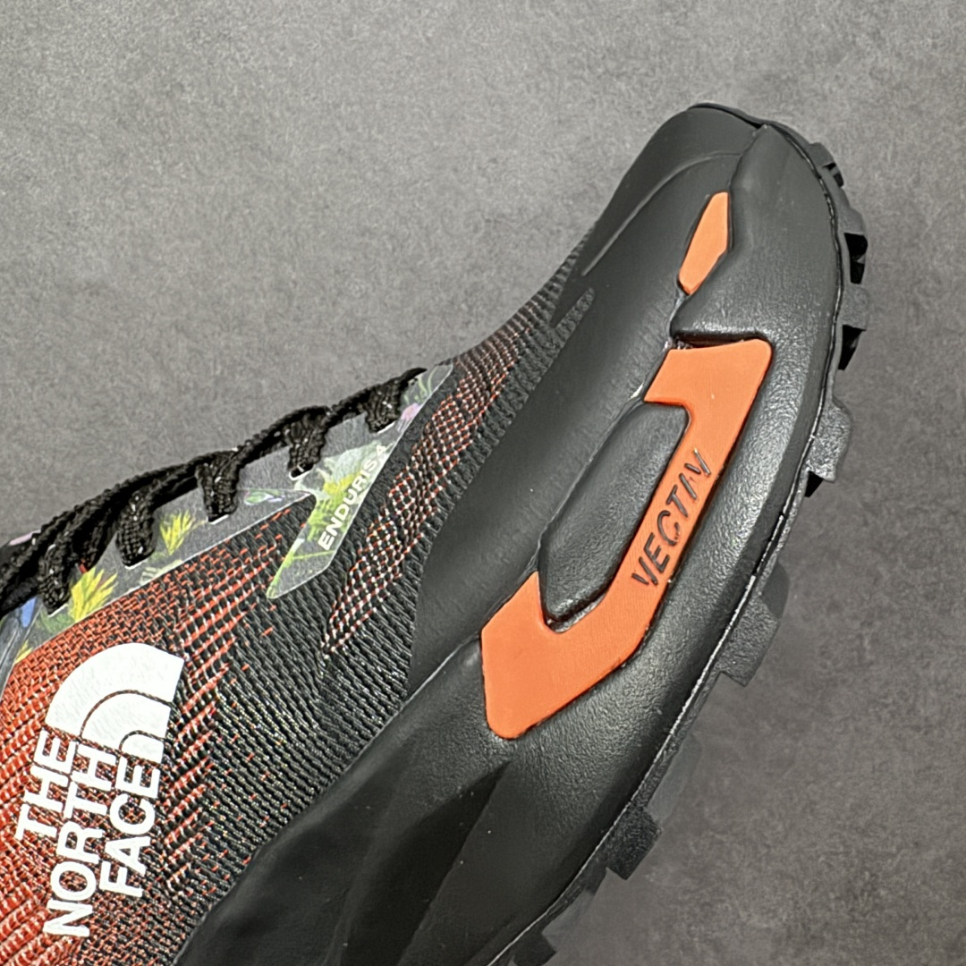 图片[5]-【公司级】The North Face Vectiv Enduris 4 北面 低帮 灰色 舒适柔软耐磨透气低邦越野跑步鞋 采用超轻的Matryx材料和工程化双曲面网眼设计，含57%回收材料，改进后跟贴合度，加上一体化鞋舌翼，提升后跟和足中锁定效果；全长超轻Dream氮气TPU中底，与标准EVA泡沫相比，能量回馈更高、重量更轻；Vectiv 3.0高性能3D TPU板，增强向前推进力和侧面支撑Vectiv 3D前掌翼设计，旨在提升复杂多变越野地形中的稳定性，摇杆式中底几何结构，打造持久向前推进力比VECTIV Enduris 3跑鞋多2毫米中底缓冲，后跟堆叠高度为32毫米，落差6毫米，耐用Surfaceb Ctrlm橡胶外底，优化重量与多功能性，外底采用20%来自致力于农林复合经营和再生农业实践的橡胶，4毫米鞋钉，专为复杂多变越野地形提供高级牵引力。 货号：NF0A8DA4GHW-075 尺码：38-45带半码 编码：WEB270280-选品中心