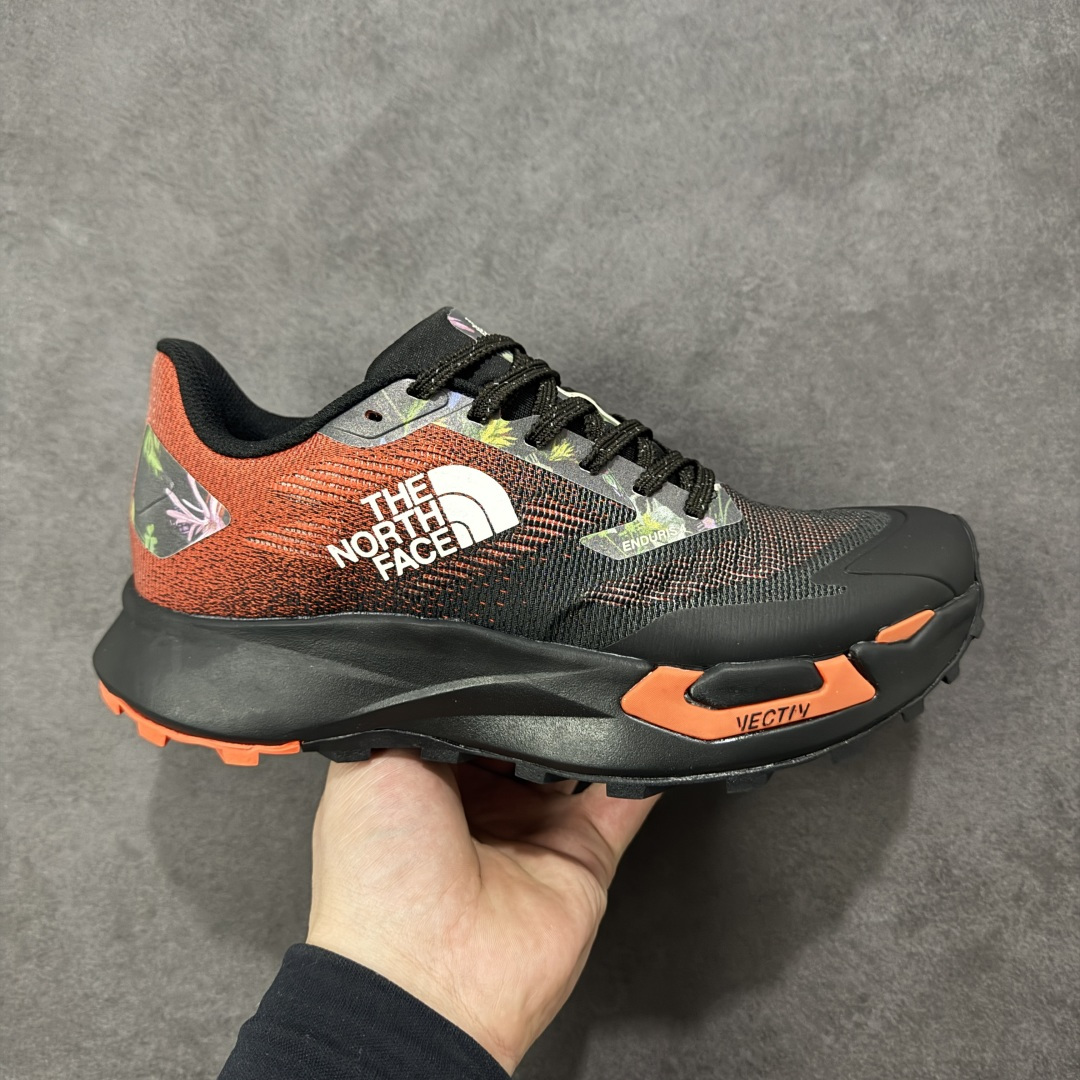 【公司级】The North Face Vectiv Enduris 4 北面 低帮 灰色 舒适柔软耐磨透气低邦越野跑步鞋 采用超轻的Matryx材料和工程化双曲面网眼设计，含57%回收材料，改进后跟贴合度，加上一体化鞋舌翼，提升后跟和足中锁定效果；全长超轻Dream氮气TPU中底，与标准EVA泡沫相比，能量回馈更高、重量更轻；Vectiv 3.0高性能3D TPU板，增强向前推进力和侧面支撑Vectiv 3D前掌翼设计，旨在提升复杂多变越野地形中的稳定性，摇杆式中底几何结构，打造持久向前推进力比VECTIV Enduris 3跑鞋多2毫米中底缓冲，后跟堆叠高度为32毫米，落差6毫米，耐用Surfaceb Ctrlm橡胶外底，优化重量与多功能性，外底采用20%来自致力于农林复合经营和再生农业实践的橡胶，4毫米鞋钉，专为复杂多变越野地形提供高级牵引力。 货号：NF0A8DA4GHW-075 尺码：38-45带半码 编码：WEB270280-选品中心