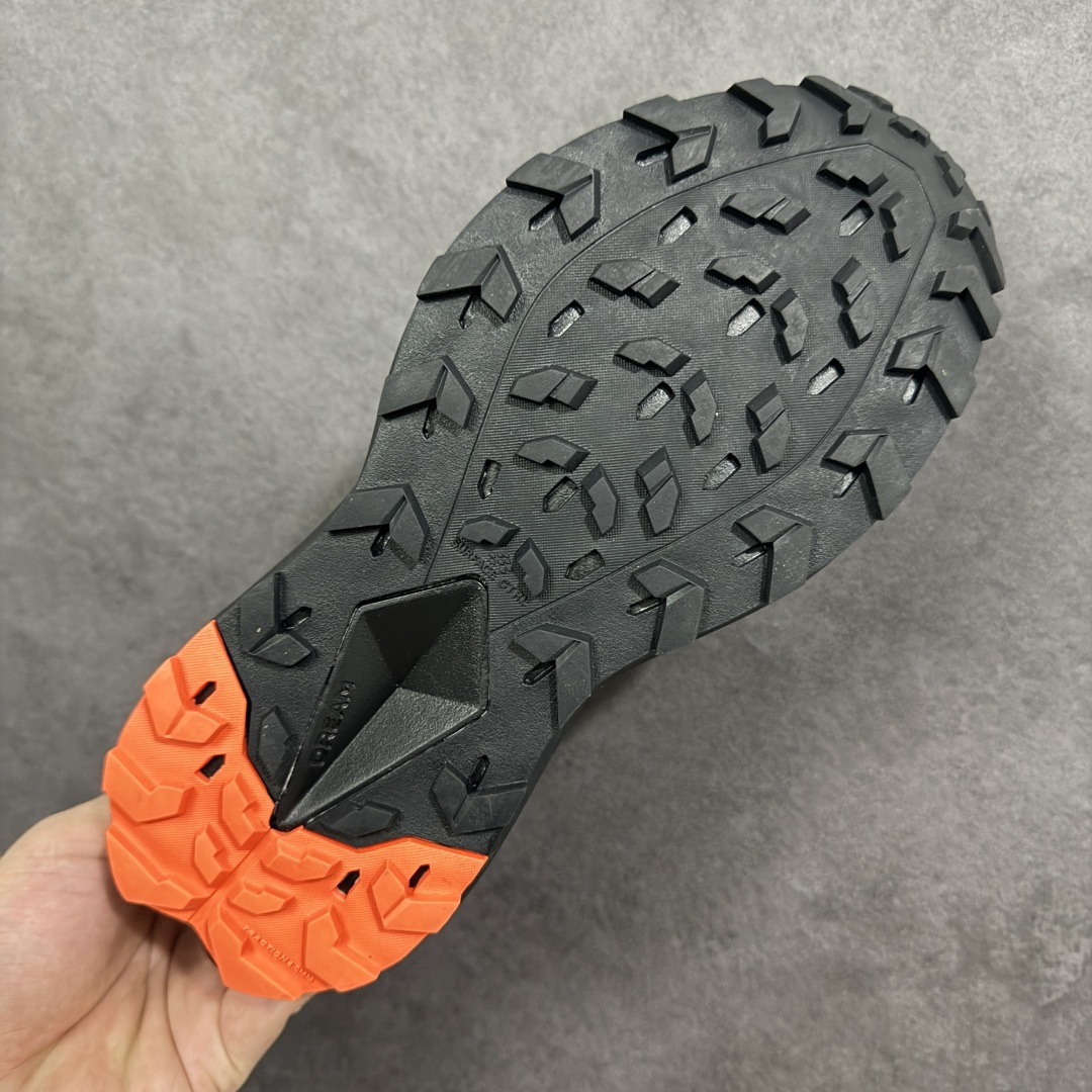 图片[9]-【公司级】The North Face Vectiv Enduris 4 北面 低帮 灰色 舒适柔软耐磨透气低邦越野跑步鞋 采用超轻的Matryx材料和工程化双曲面网眼设计，含57%回收材料，改进后跟贴合度，加上一体化鞋舌翼，提升后跟和足中锁定效果；全长超轻Dream氮气TPU中底，与标准EVA泡沫相比，能量回馈更高、重量更轻；Vectiv 3.0高性能3D TPU板，增强向前推进力和侧面支撑Vectiv 3D前掌翼设计，旨在提升复杂多变越野地形中的稳定性，摇杆式中底几何结构，打造持久向前推进力比VECTIV Enduris 3跑鞋多2毫米中底缓冲，后跟堆叠高度为32毫米，落差6毫米，耐用Surfaceb Ctrlm橡胶外底，优化重量与多功能性，外底采用20%来自致力于农林复合经营和再生农业实践的橡胶，4毫米鞋钉，专为复杂多变越野地形提供高级牵引力。 货号：NF0A8DA4GHW-075 尺码：38-45带半码 编码：WEB270280-选品中心