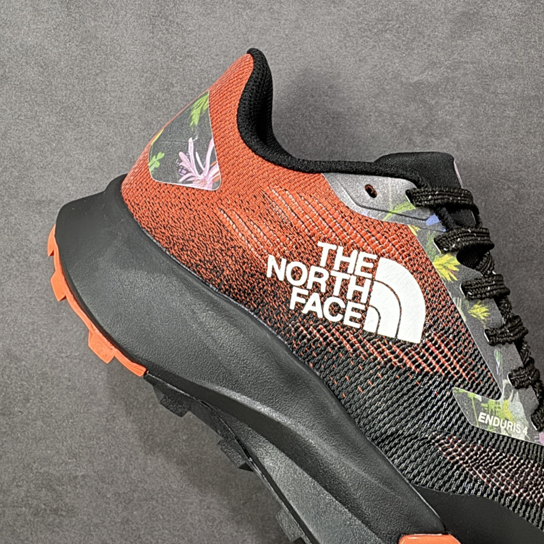 图片[6]-【公司级】The North Face Vectiv Enduris 4 北面 低帮 灰色 舒适柔软耐磨透气低邦越野跑步鞋 采用超轻的Matryx材料和工程化双曲面网眼设计，含57%回收材料，改进后跟贴合度，加上一体化鞋舌翼，提升后跟和足中锁定效果；全长超轻Dream氮气TPU中底，与标准EVA泡沫相比，能量回馈更高、重量更轻；Vectiv 3.0高性能3D TPU板，增强向前推进力和侧面支撑Vectiv 3D前掌翼设计，旨在提升复杂多变越野地形中的稳定性，摇杆式中底几何结构，打造持久向前推进力比VECTIV Enduris 3跑鞋多2毫米中底缓冲，后跟堆叠高度为32毫米，落差6毫米，耐用Surfaceb Ctrlm橡胶外底，优化重量与多功能性，外底采用20%来自致力于农林复合经营和再生农业实践的橡胶，4毫米鞋钉，专为复杂多变越野地形提供高级牵引力。 货号：NF0A8DA4GHW-075 尺码：38-45带半码 编码：WEB270280-选品中心