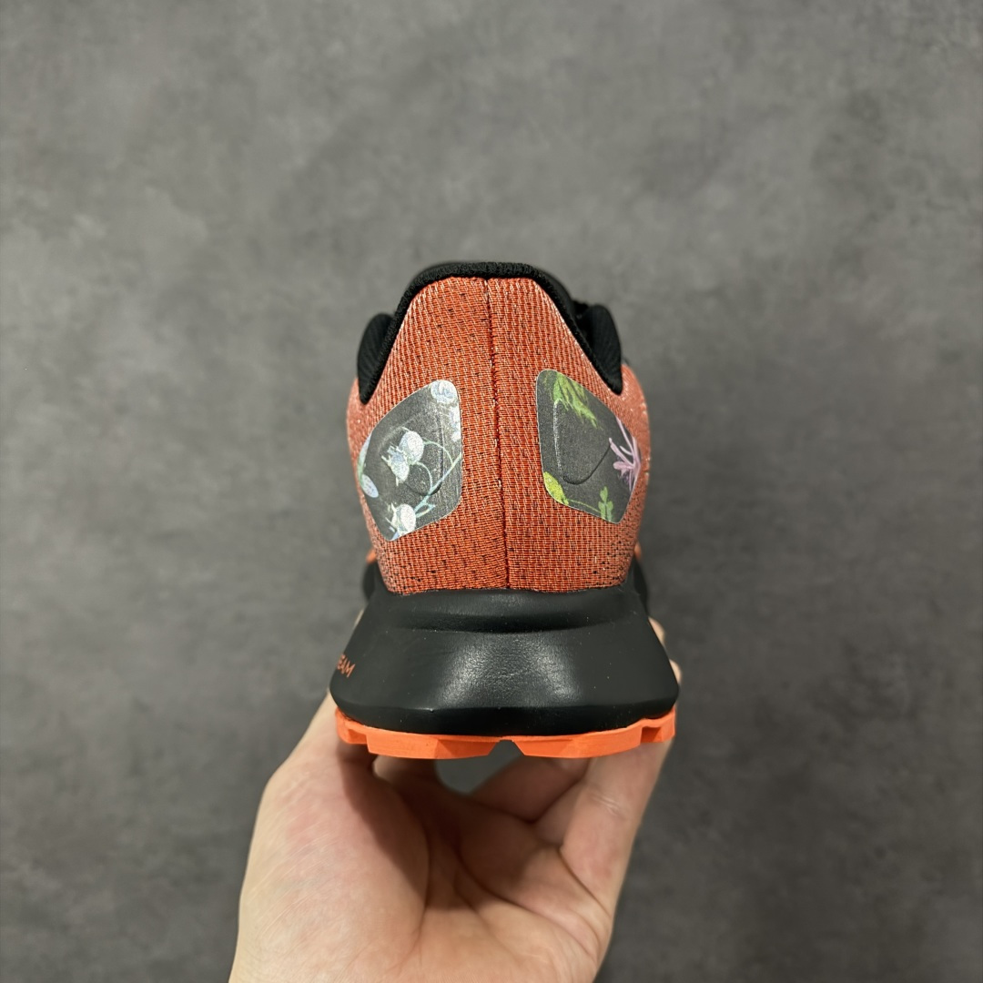 图片[4]-【公司级】The North Face Vectiv Enduris 4 北面 低帮 灰色 舒适柔软耐磨透气低邦越野跑步鞋 采用超轻的Matryx材料和工程化双曲面网眼设计，含57%回收材料，改进后跟贴合度，加上一体化鞋舌翼，提升后跟和足中锁定效果；全长超轻Dream氮气TPU中底，与标准EVA泡沫相比，能量回馈更高、重量更轻；Vectiv 3.0高性能3D TPU板，增强向前推进力和侧面支撑Vectiv 3D前掌翼设计，旨在提升复杂多变越野地形中的稳定性，摇杆式中底几何结构，打造持久向前推进力比VECTIV Enduris 3跑鞋多2毫米中底缓冲，后跟堆叠高度为32毫米，落差6毫米，耐用Surfaceb Ctrlm橡胶外底，优化重量与多功能性，外底采用20%来自致力于农林复合经营和再生农业实践的橡胶，4毫米鞋钉，专为复杂多变越野地形提供高级牵引力。 货号：NF0A8DA4GHW-075 尺码：38-45带半码 编码：WEB270280-选品中心