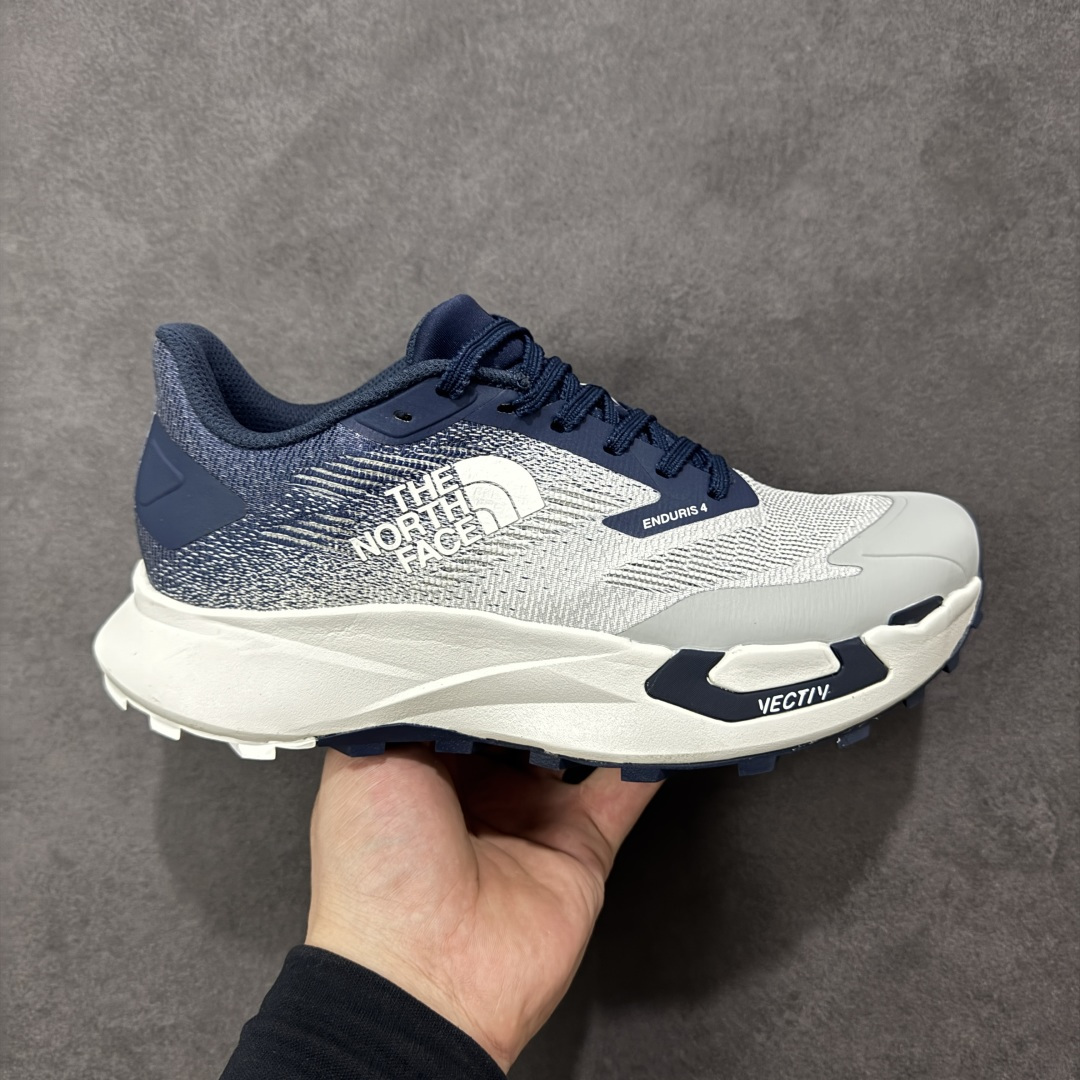 【公司级】The North Face Vectiv Enduris 4 北面 低帮 灰色 舒适柔软耐磨透气低邦越野跑步鞋 采用超轻的Matryx材料和工程化双曲面网眼设计，含57%回收材料，改进后跟贴合度，加上一体化鞋舌翼，提升后跟和足中锁定效果；全长超轻Dream氮气TPU中底，与标准EVA泡沫相比，能量回馈更高、重量更轻；Vectiv 3.0高性能3D TPU板，增强向前推进力和侧面支撑Vectiv 3D前掌翼设计，旨在提升复杂多变越野地形中的稳定性，摇杆式中底几何结构，打造持久向前推进力比VECTIV Enduris 3跑鞋多2毫米中底缓冲，后跟堆叠高度为32毫米，落差6毫米，耐用Surfaceb Ctrlm橡胶外底，优化重量与多功能性，外底采用20%来自致力于农林复合经营和再生农业实践的橡胶，4毫米鞋钉，专为复杂多变越野地形提供高级牵引力。 货号：NF0A8AEPEZI-075 尺码：36-45带半码 编码：WEB270280-选品中心