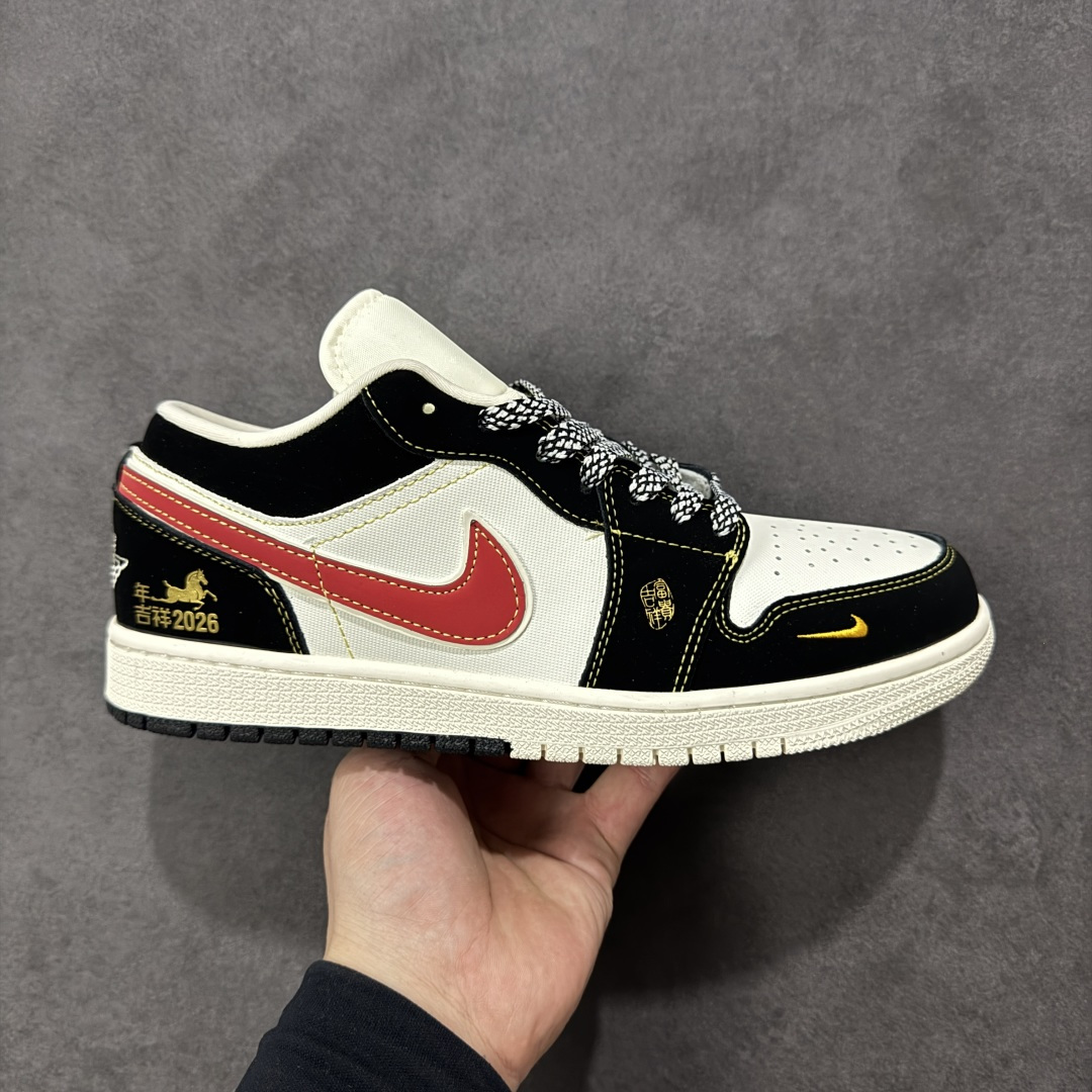 【定制版】Nike Jordan Air Jordan 1“ 马年限定——黑红金标” 高端定制 低帮 复古 减震 防滑 耐磨 篮球鞋 定制鞋盒 大厂纯原品质出货 超高清洁度 皮料切割干净无任何毛边 细节完美 货号：LL8888-002 尺码：36 36.5 37.5 38 38.5 39 40 40.5 41 42 42.5 43 44 44.5 45 编码：HXSB330340-选品中心