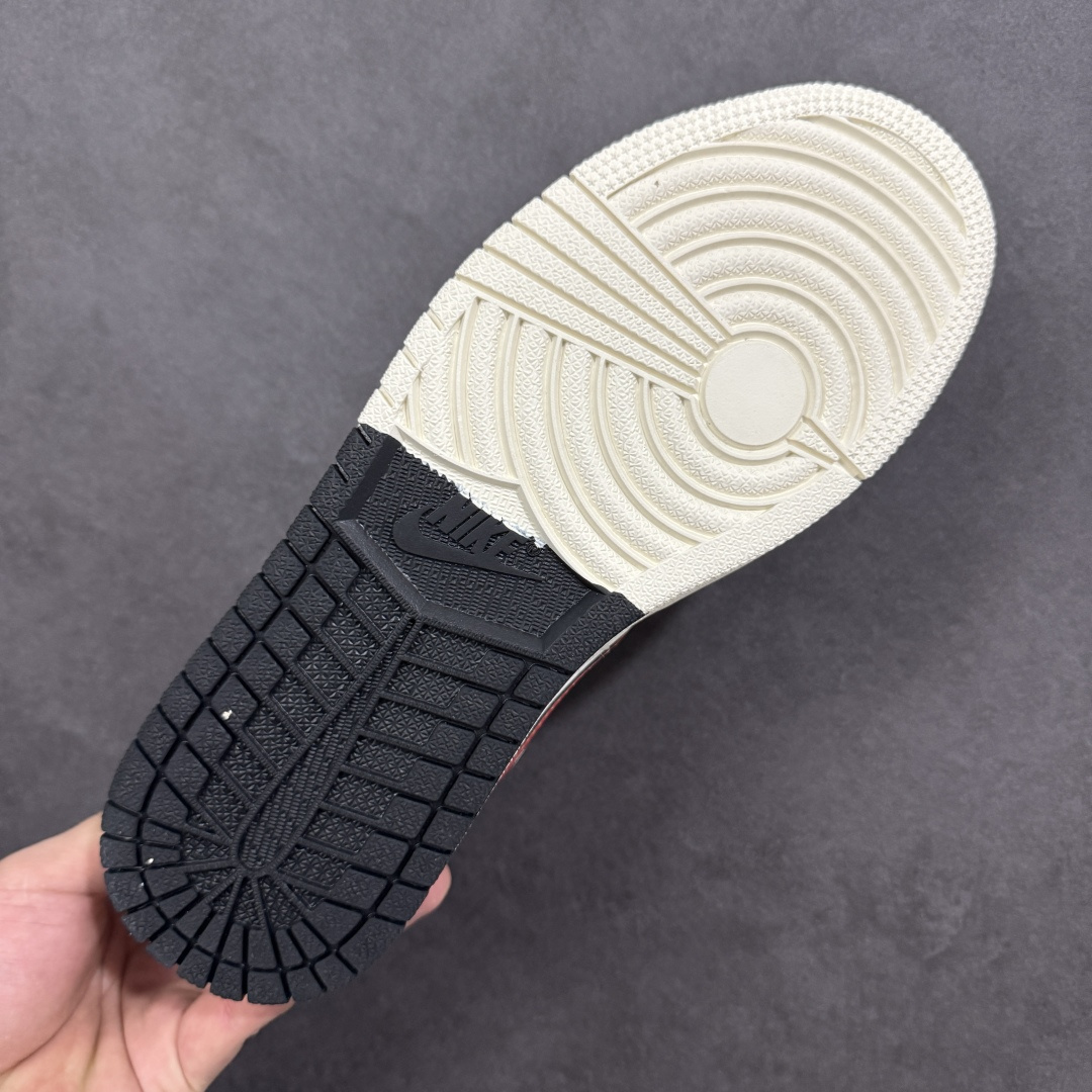 图片[9]-【定制版】Nike Jordan Air Jordan 1“ 马年限定——黑红金标” 高端定制 低帮 复古 减震 防滑 耐磨 篮球鞋 定制鞋盒 大厂纯原品质出货 超高清洁度 皮料切割干净无任何毛边 细节完美 货号：LL8888-002 尺码：36 36.5 37.5 38 38.5 39 40 40.5 41 42 42.5 43 44 44.5 45 编码：HXSB330340-选品中心