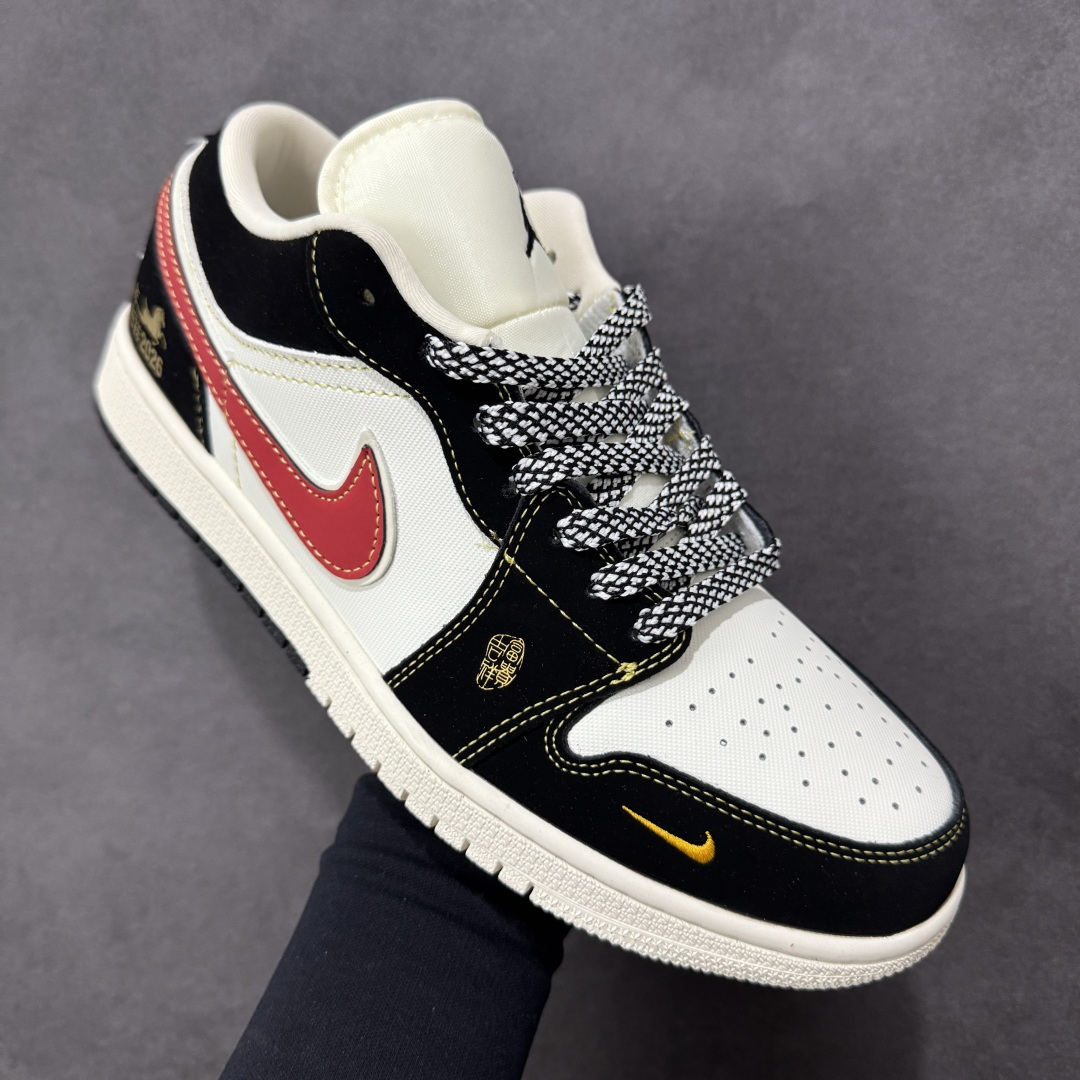 图片[3]-【定制版】Nike Jordan Air Jordan 1“ 马年限定——黑红金标” 高端定制 低帮 复古 减震 防滑 耐磨 篮球鞋 定制鞋盒 大厂纯原品质出货 超高清洁度 皮料切割干净无任何毛边 细节完美 货号：LL8888-002 尺码：36 36.5 37.5 38 38.5 39 40 40.5 41 42 42.5 43 44 44.5 45 编码：HXSB330340-选品中心