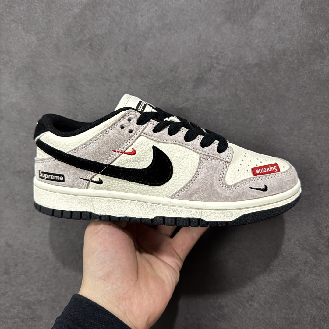 【定制版】Nike SB Dunk Low“ Supreme联名—米灰黑猪八革” 周年高端定制 低帮休闲板鞋 定制鞋盒 大厂纯原品质出货 超高清洁度 皮料切割干净无任何毛边 细节完美 货号：DN3168-018 尺码：36 36.5 37.5 38 38.5 39 40 40.5 41 42 42.5 43 44 44.5 45 编码：HXSB330340-选品中心