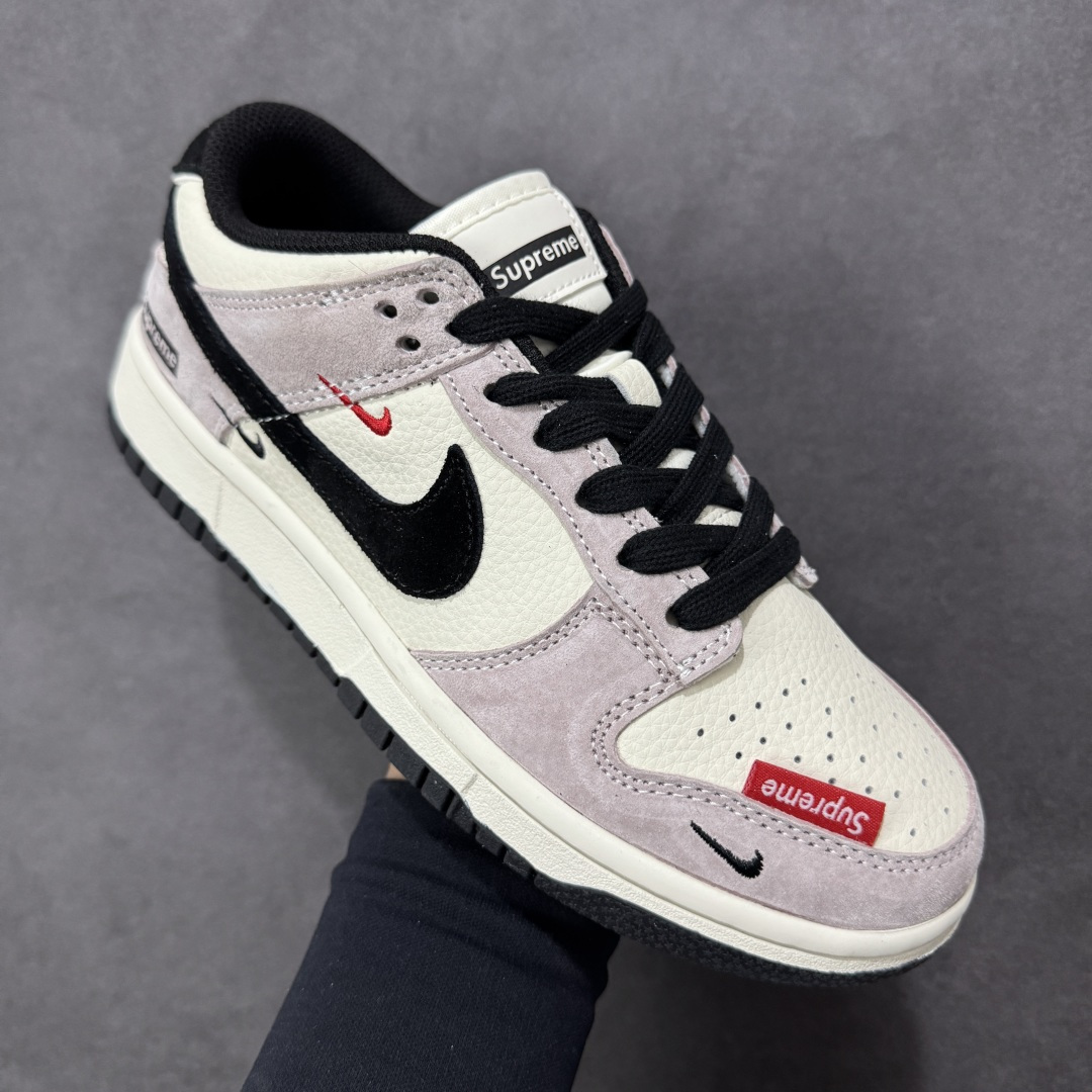 图片[3]-【定制版】Nike SB Dunk Low“ Supreme联名—米灰黑猪八革” 周年高端定制 低帮休闲板鞋 定制鞋盒 大厂纯原品质出货 超高清洁度 皮料切割干净无任何毛边 细节完美 货号：DN3168-018 尺码：36 36.5 37.5 38 38.5 39 40 40.5 41 42 42.5 43 44 44.5 45 编码：HXSB330340-选品中心