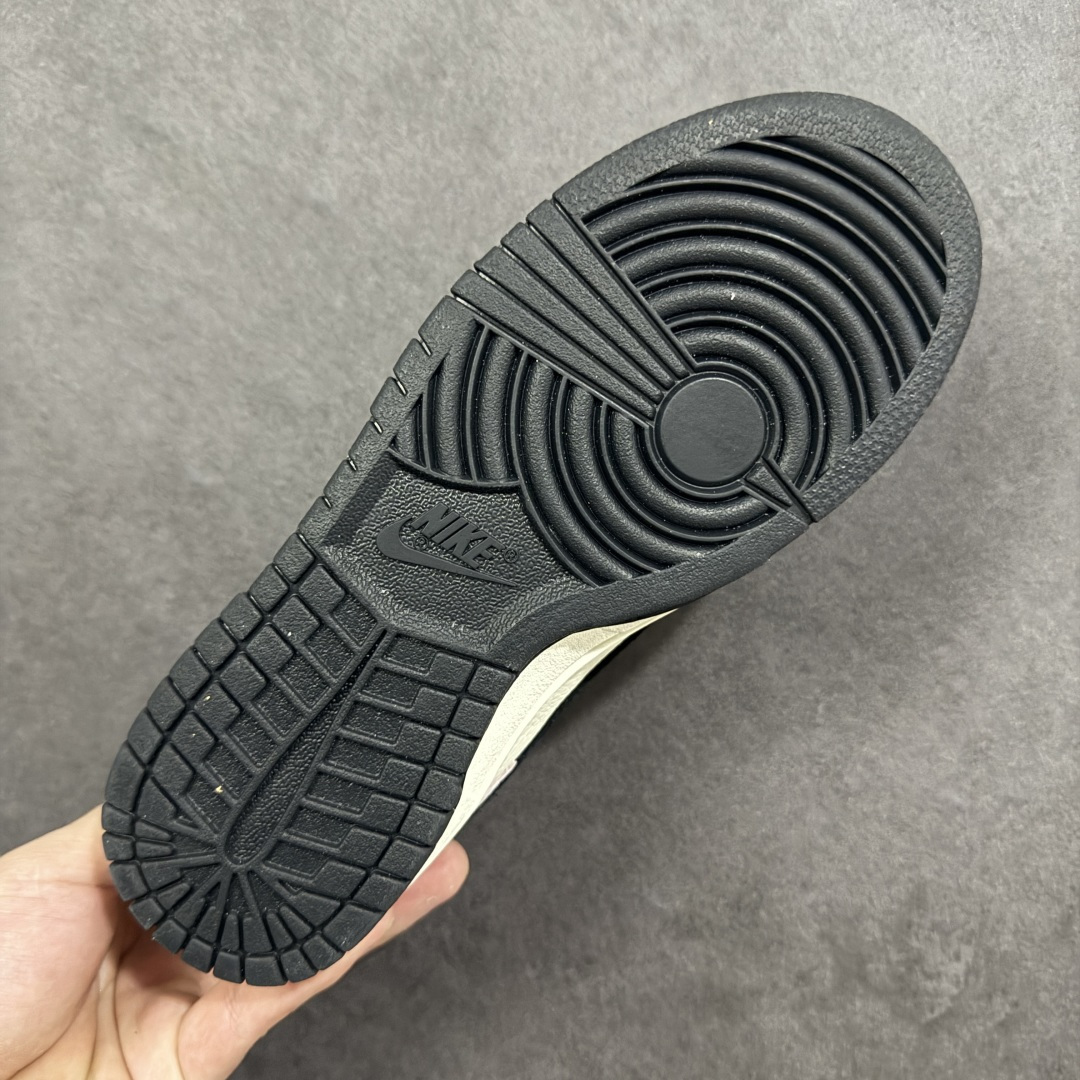 图片[9]-【定制版】Nike SB Dunk Low“ Supreme联名—米灰黑猪八革” 周年高端定制 低帮休闲板鞋 定制鞋盒 大厂纯原品质出货 超高清洁度 皮料切割干净无任何毛边 细节完美 货号：DN3168-018 尺码：36 36.5 37.5 38 38.5 39 40 40.5 41 42 42.5 43 44 44.5 45 编码：HXSB330340-选品中心