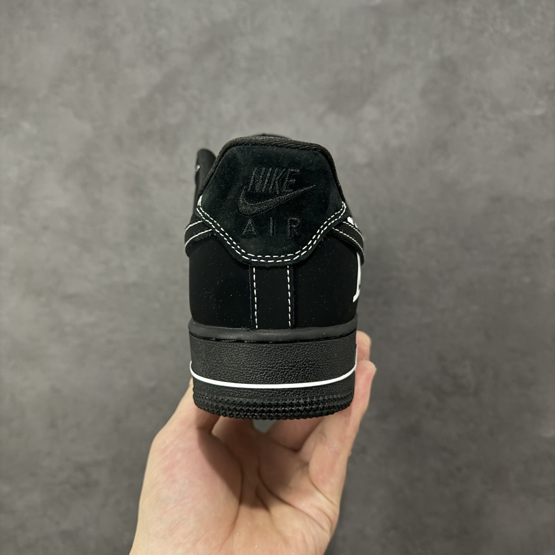 图片[4]-【定制版】Nike Air Force 1\’07 Low LV联名 黑色 空军一号低帮休闲板鞋  #全黑鞋身打底，满印的LV经典老花与标志性LV字母图腾错落交织，黑白撞色打破沉闷，小勾标细节暗藏巧思，Air气垫大底延续AF1的舒适脚感。 货号：SS1979-001  尺码：36 36.5 37.5 38 38.5 39 40 40.5 41 42 42.5 43 44 44.5 45-选品中心