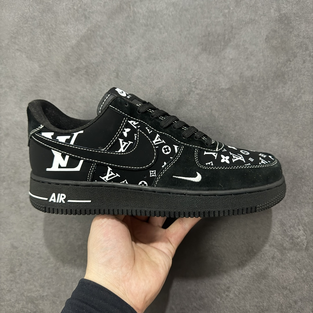 【定制版】Nike Air Force 1\'07 Low LV联名 黑色 空军一号低帮休闲板鞋  #全黑鞋身打底，满印的LV经典老花与标志性LV字母图腾错落交织，黑白撞色打破沉闷，小勾标细节暗藏巧思，Air气垫大底延续AF1的舒适脚感。 货号：SS1979-001  尺码：36 36.5 37.5 38 38.5 39 40 40.5 41 42 42.5 43 44 44.5 45-选品中心