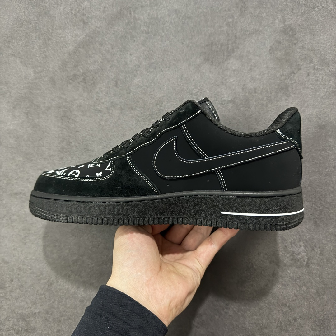 图片[2]-【定制版】Nike Air Force 1\’07 Low LV联名 黑色 空军一号低帮休闲板鞋  #全黑鞋身打底，满印的LV经典老花与标志性LV字母图腾错落交织，黑白撞色打破沉闷，小勾标细节暗藏巧思，Air气垫大底延续AF1的舒适脚感。 货号：SS1979-001  尺码：36 36.5 37.5 38 38.5 39 40 40.5 41 42 42.5 43 44 44.5 45-选品中心