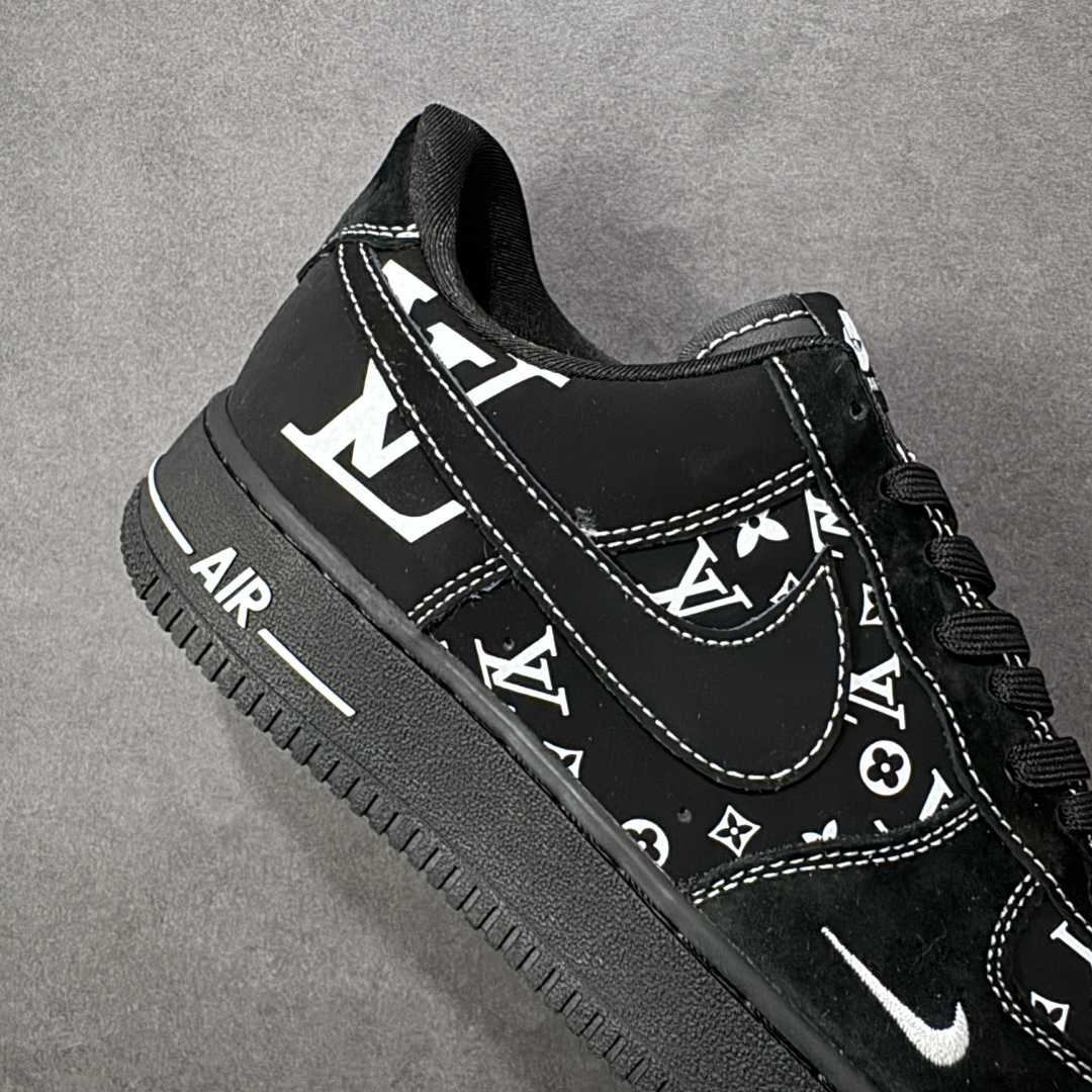 图片[6]-【定制版】Nike Air Force 1\’07 Low LV联名 黑色 空军一号低帮休闲板鞋  #全黑鞋身打底，满印的LV经典老花与标志性LV字母图腾错落交织，黑白撞色打破沉闷，小勾标细节暗藏巧思，Air气垫大底延续AF1的舒适脚感。 货号：SS1979-001  尺码：36 36.5 37.5 38 38.5 39 40 40.5 41 42 42.5 43 44 44.5 45-选品中心