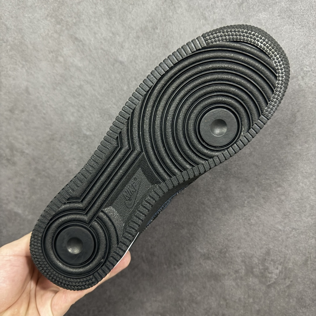 图片[9]-【定制版】Nike Air Force 1\’07 Low LV联名 黑色 空军一号低帮休闲板鞋  #全黑鞋身打底，满印的LV经典老花与标志性LV字母图腾错落交织，黑白撞色打破沉闷，小勾标细节暗藏巧思，Air气垫大底延续AF1的舒适脚感。 货号：SS1979-001  尺码：36 36.5 37.5 38 38.5 39 40 40.5 41 42 42.5 43 44 44.5 45-选品中心